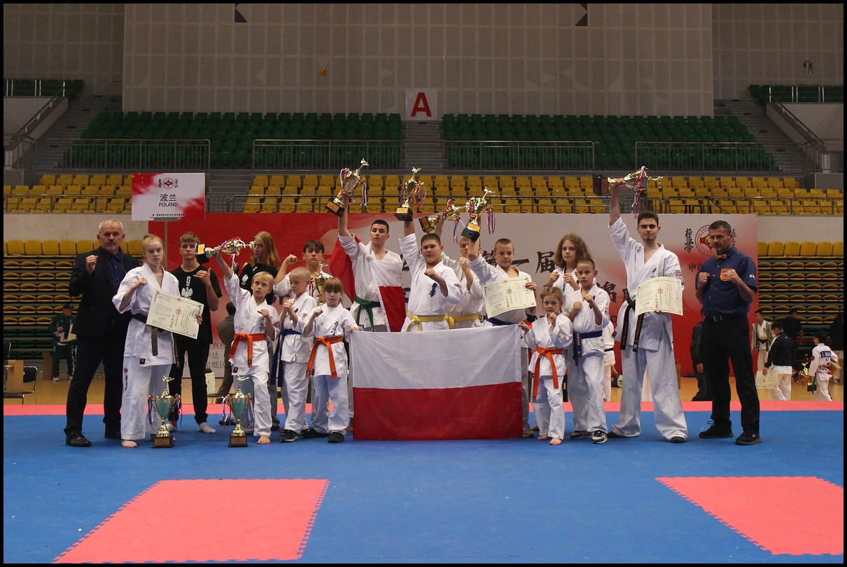 I Mistrzostwa Świata Juniorów Kobiet i Mężczyzn w kata 3-5 października Tianjin, Chiny - 9 pucharów