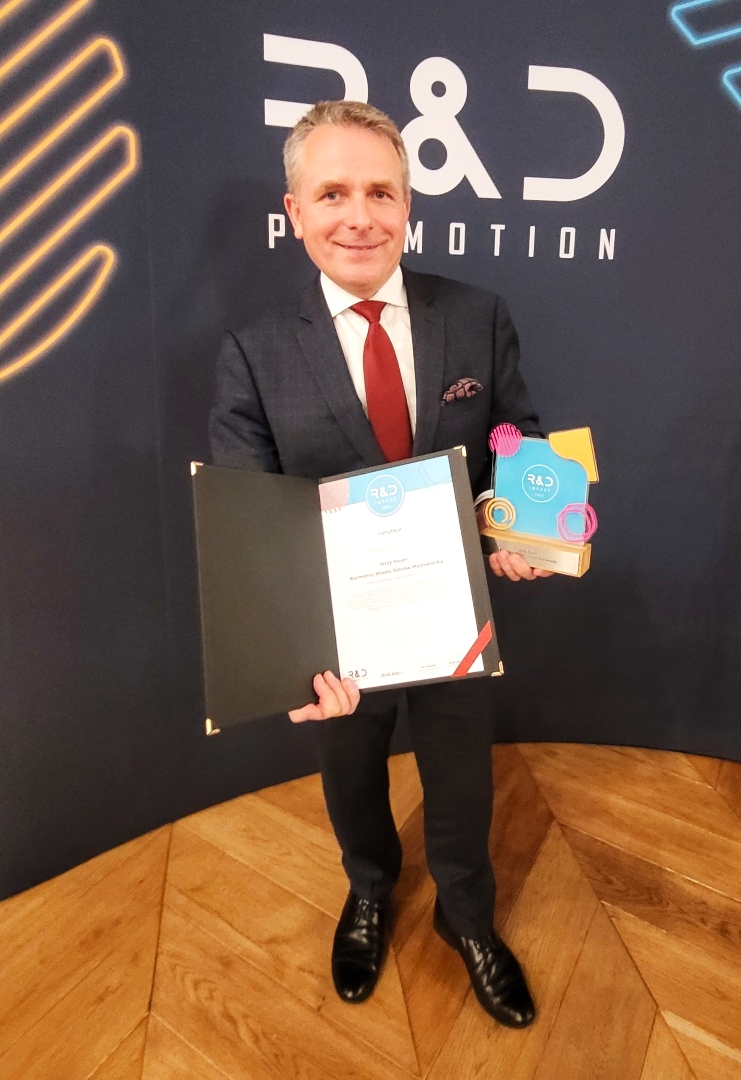 Na zdjęciu burmistrz miasta Ostrów Mazowiecka Jerzy Bauer ze statuetką