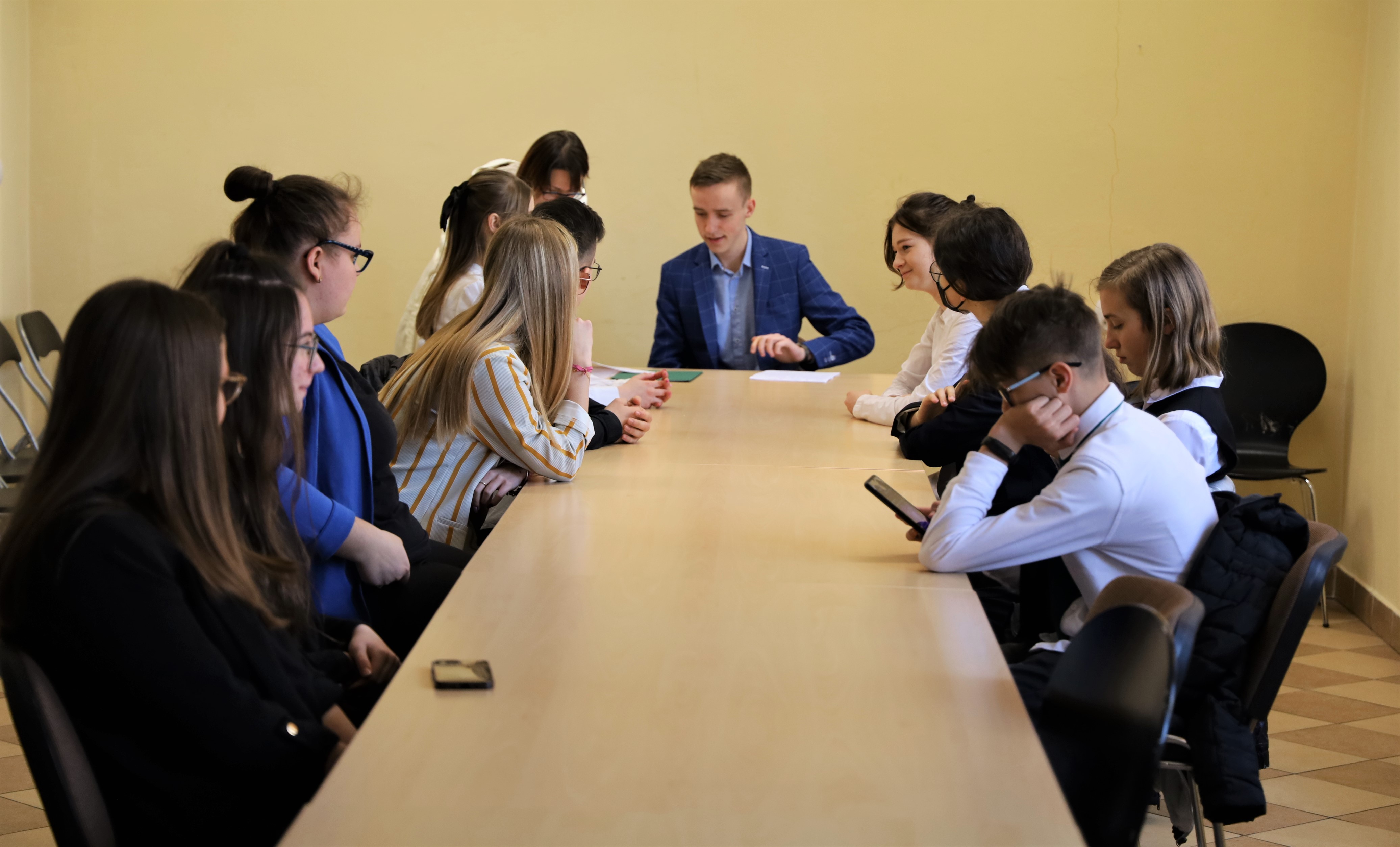 Na zdjęciu młodzież na III Sesji Młodzieżowej Rady Miasta 