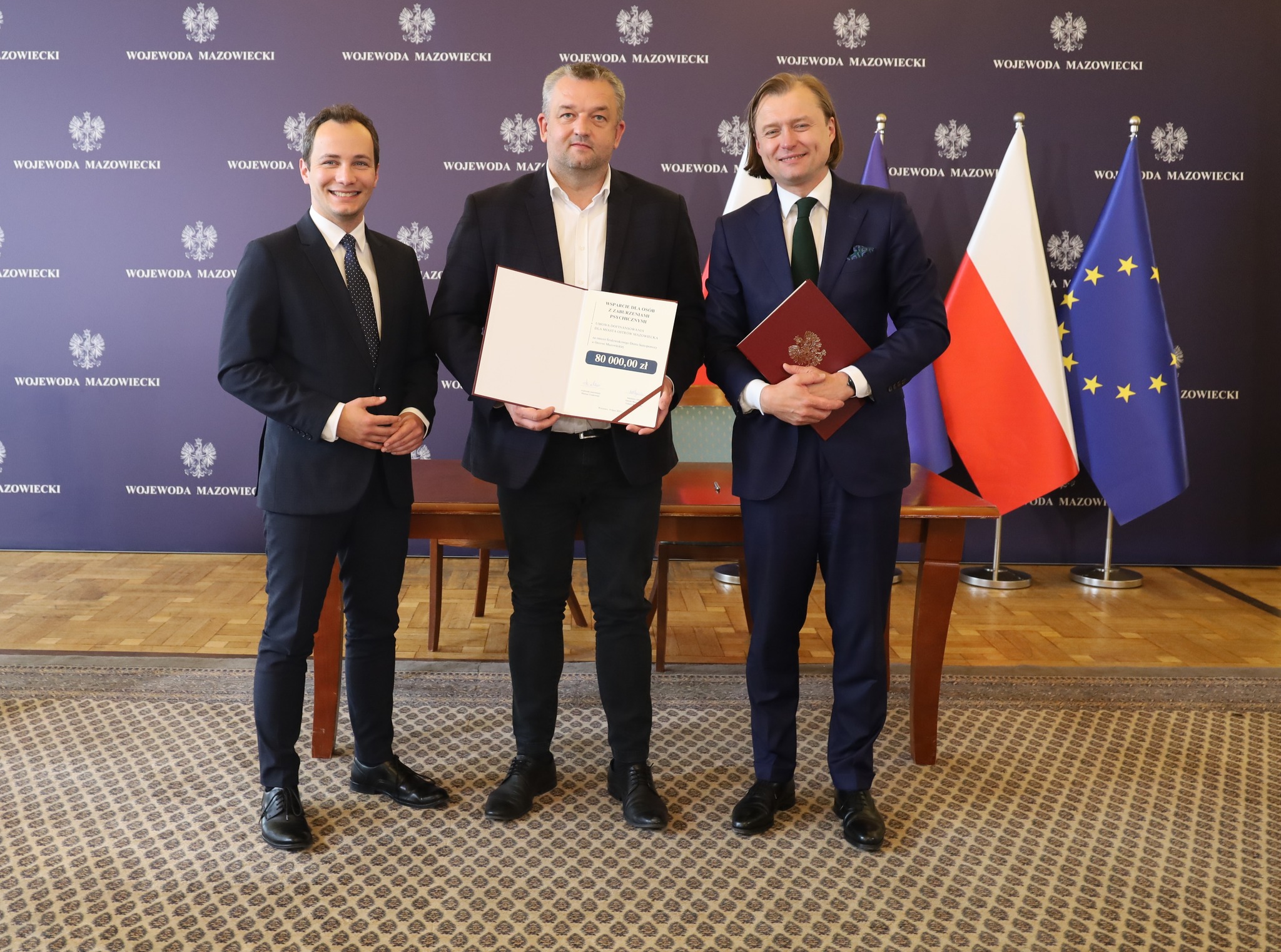 trzy osoby pozują do zdjęcia