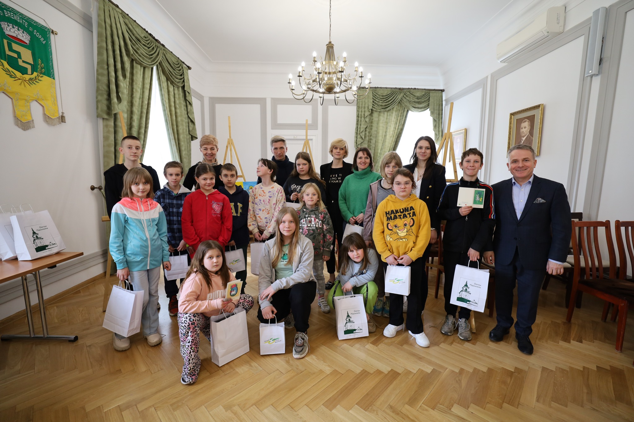 Dzieci, które brały udział, zostały obdarowane kreatywnymi zestawami do malowania, wraz z serdecznymi podziękowaniami za ich wysiłek i zaangażowanie.