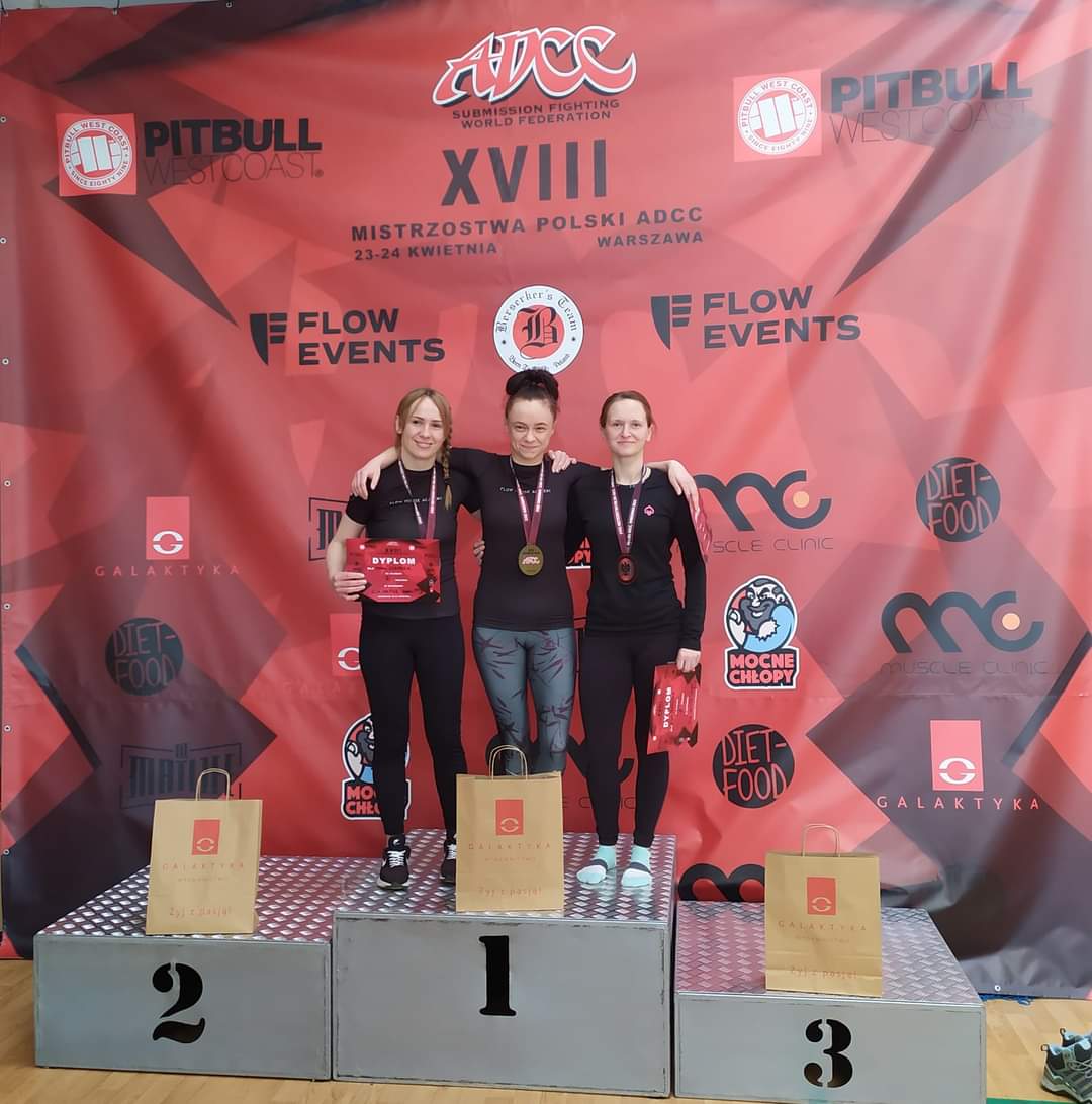 zdjęcie przedstawia zwyciężczynie w kategorii Master BJJ