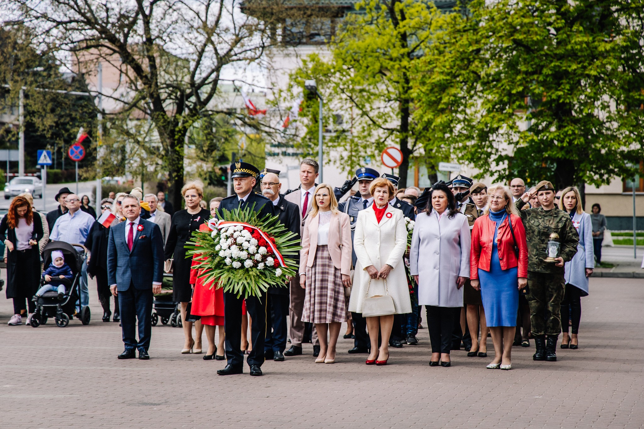 kolumna delegacji składających kwiaty pod pomnikiem 