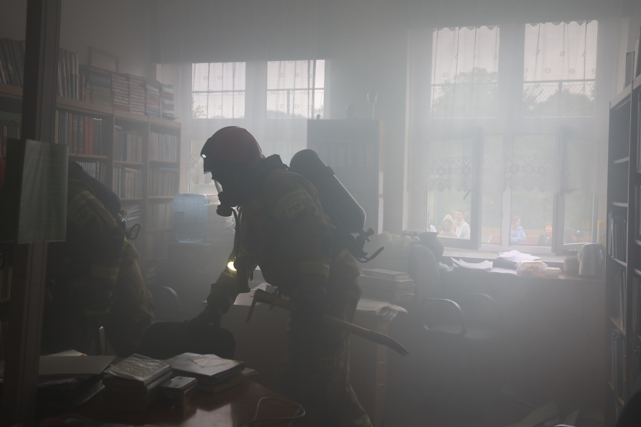 Próbna ewakuacja szkoły połączona z ćwiczeniami przeciwpożarowymi zastępu Komenda Powiatowa Państwowej Straży Pożarnej w Ostrowi Mazowieckiej odbyła się w ostrowskiej jedynce.