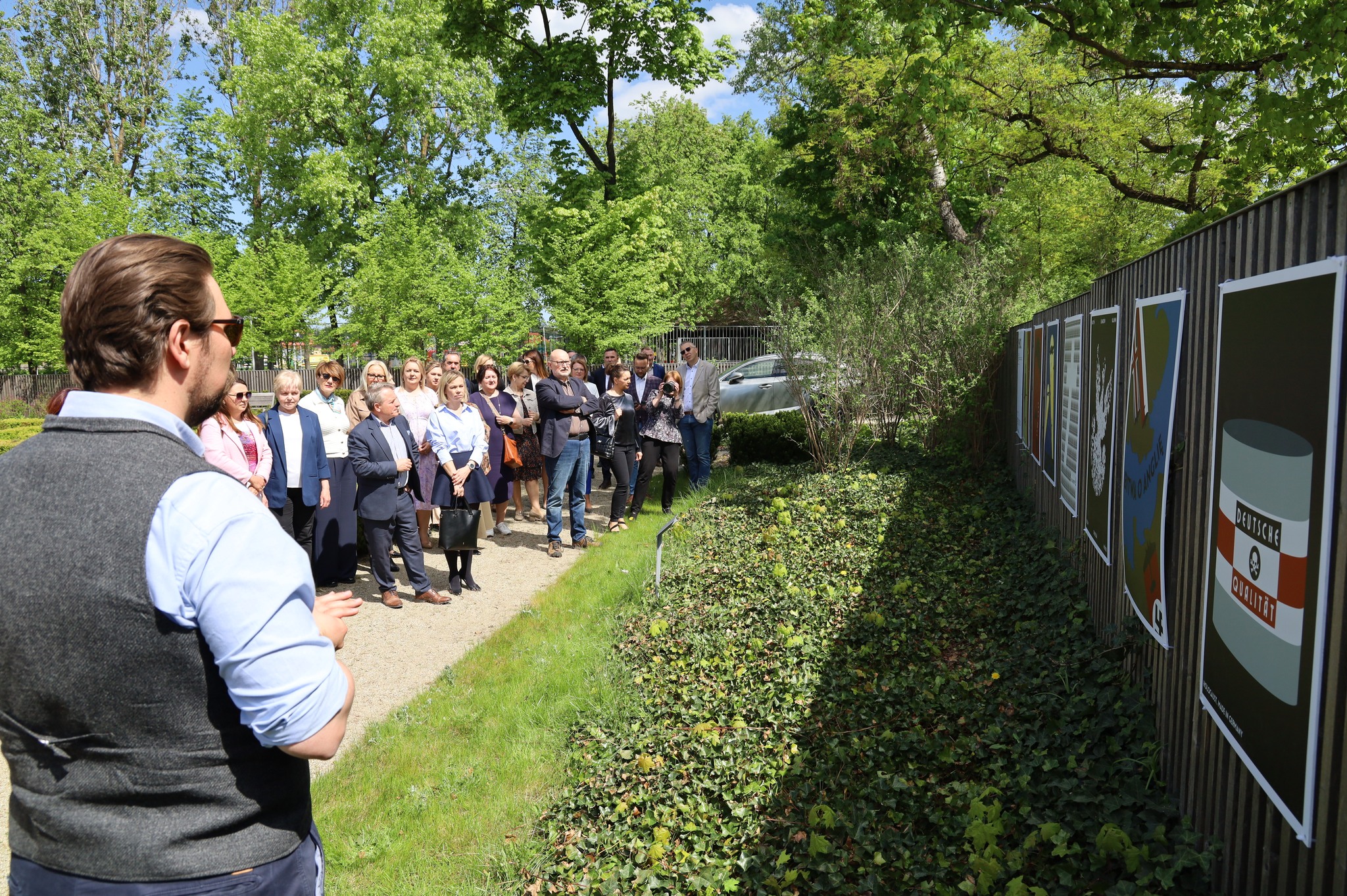 grupa osób oglądająca wystawę