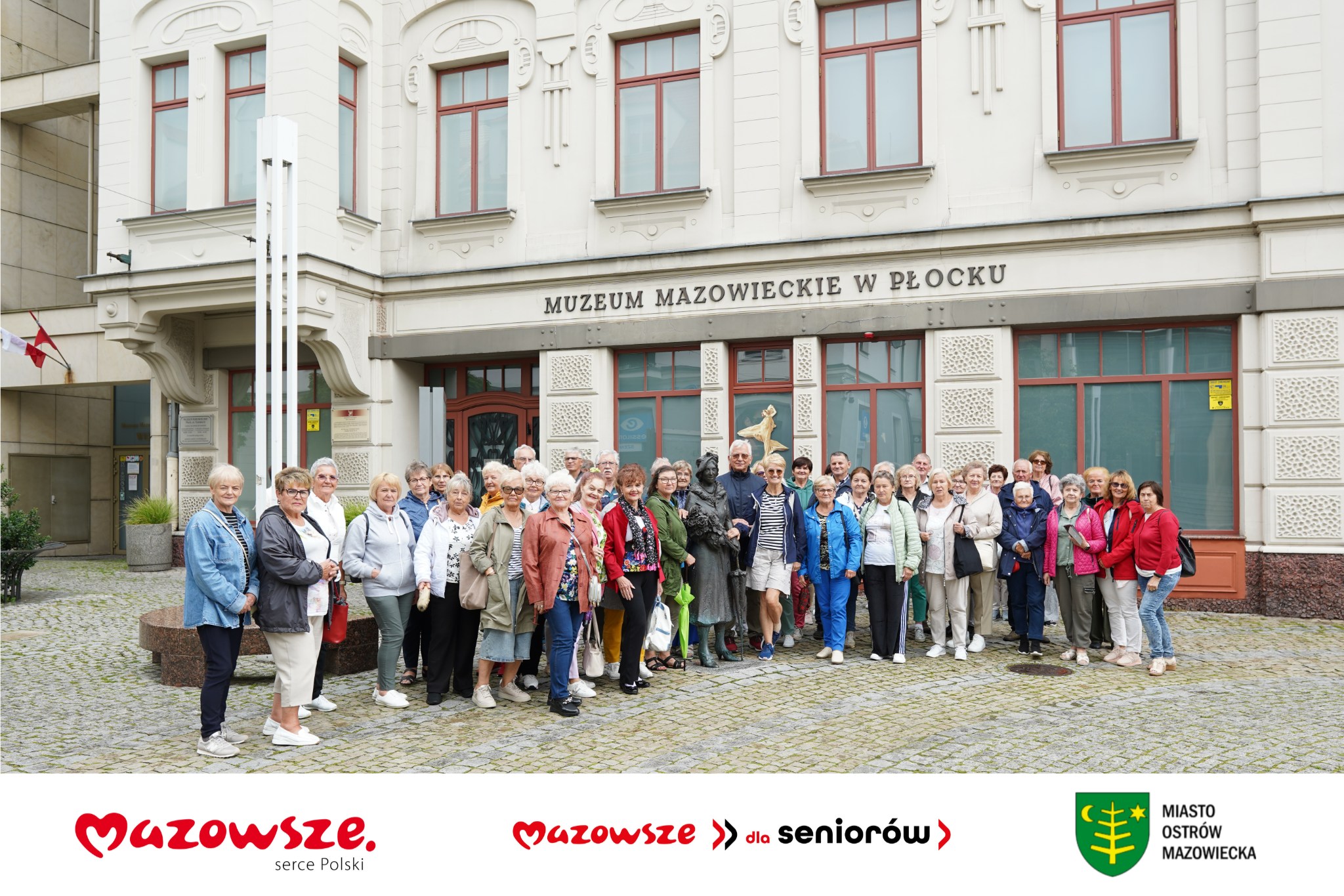 grupa osób stoi przed Muzeum Mazowieckim w Płocku