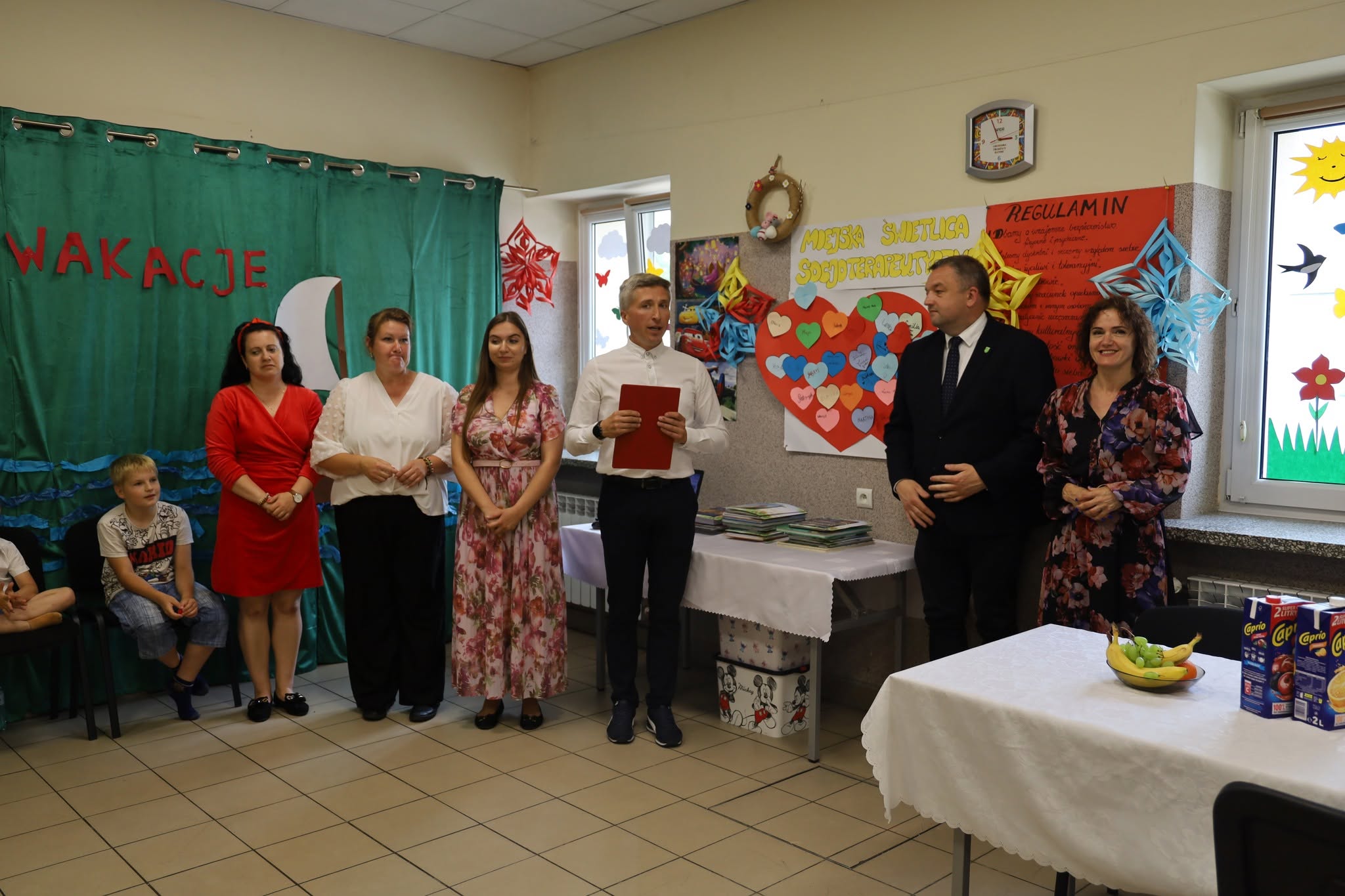 grupa osób stoi