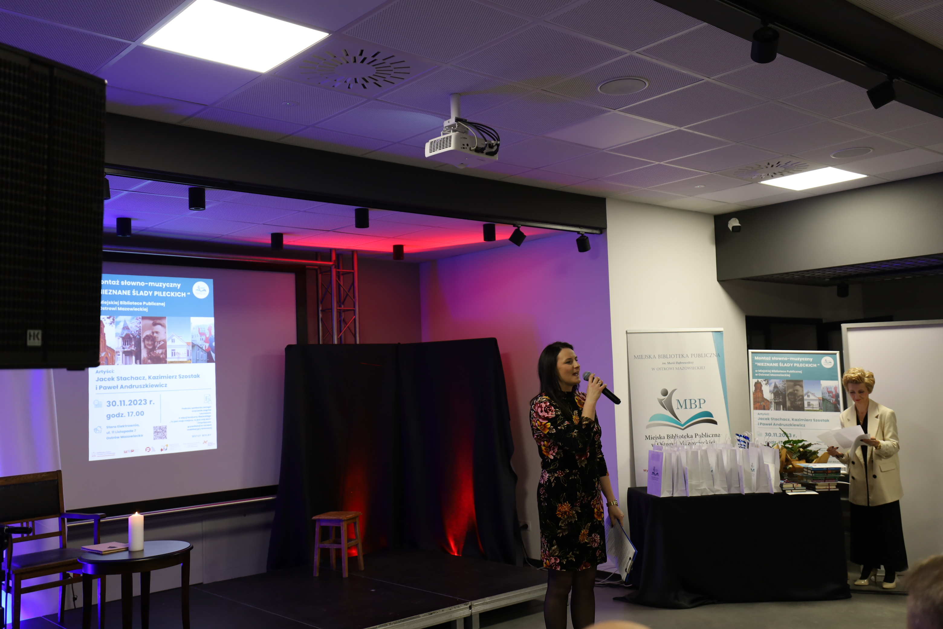 Przemawiająca Dyrektor MBP Jolanta Andruszkiewicz na spotkaniu wieńczącym projekt &quot;Nieznane Ślady Pileckich&quot;