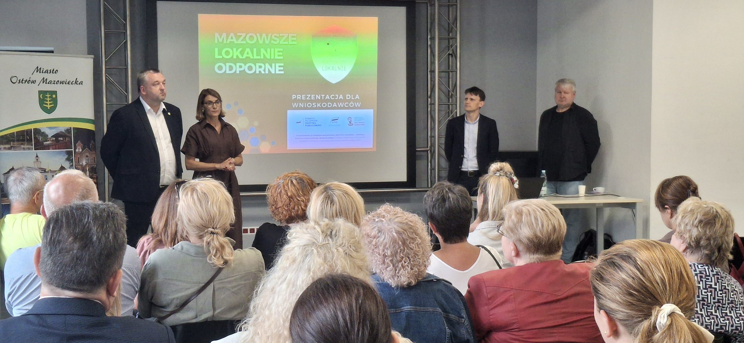 kobiety i mężczyźni biorący udział w spotkaniu