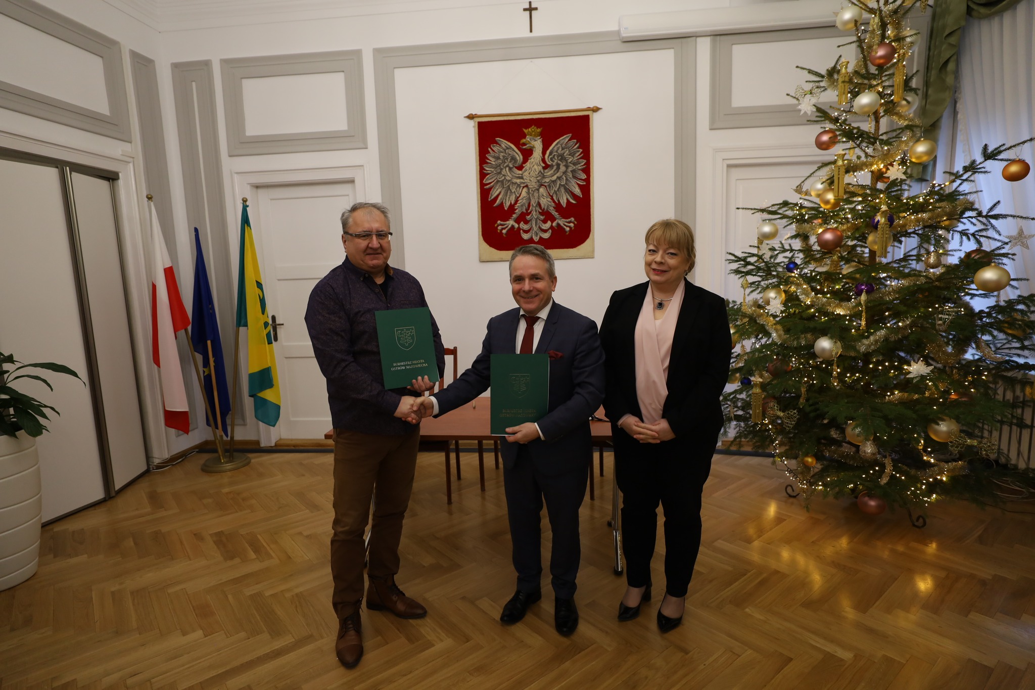 12 grudnia burmistrz Jerzy Bauer podpisał umowę  z wykonawcą Zakładem Robót Budowlano-Drogowych DROGBUD Andrzej Pecura na wykonanie inwestycji. 