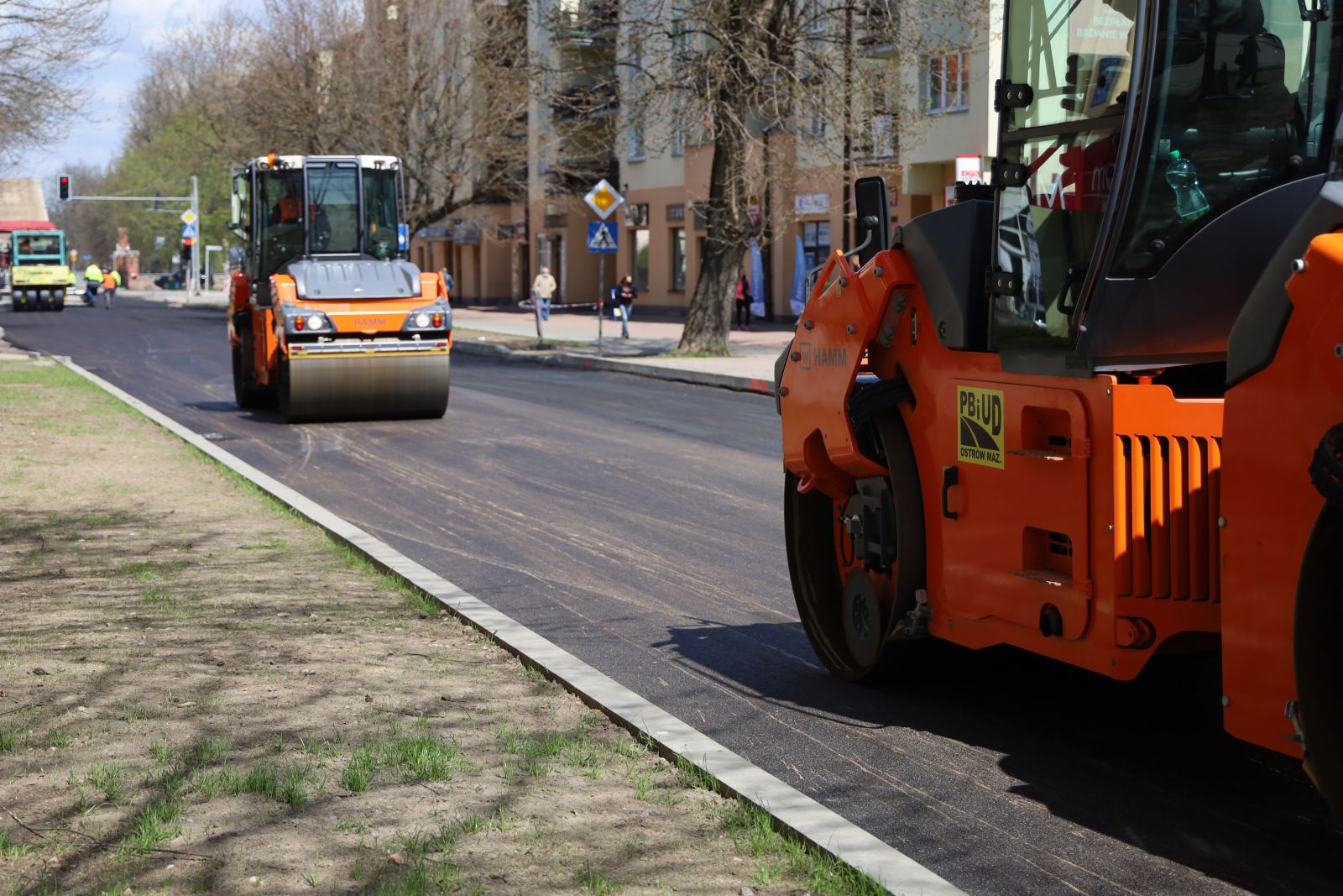 maszyny budowlane na ulicy