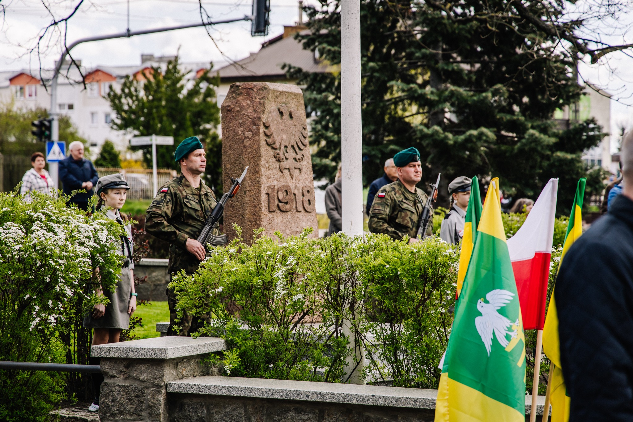 warta honorowa przed pomnikiem na placu wolności w Ostrowi Mazowieckiej