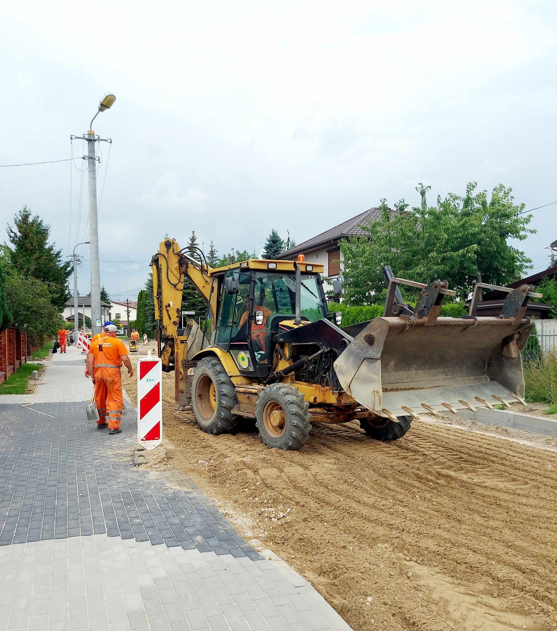 Trwają prace budowlane na  ulicy Moniuszki, skończyliśmy układać chodnik i rozpoczęliśmy modernizację nawierzchni ulicy Moniuszki