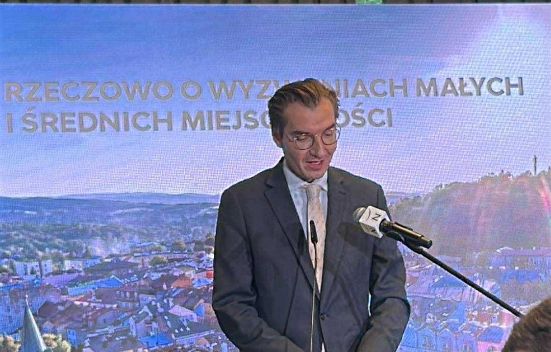 mężczyzna biorący udział w konferencji