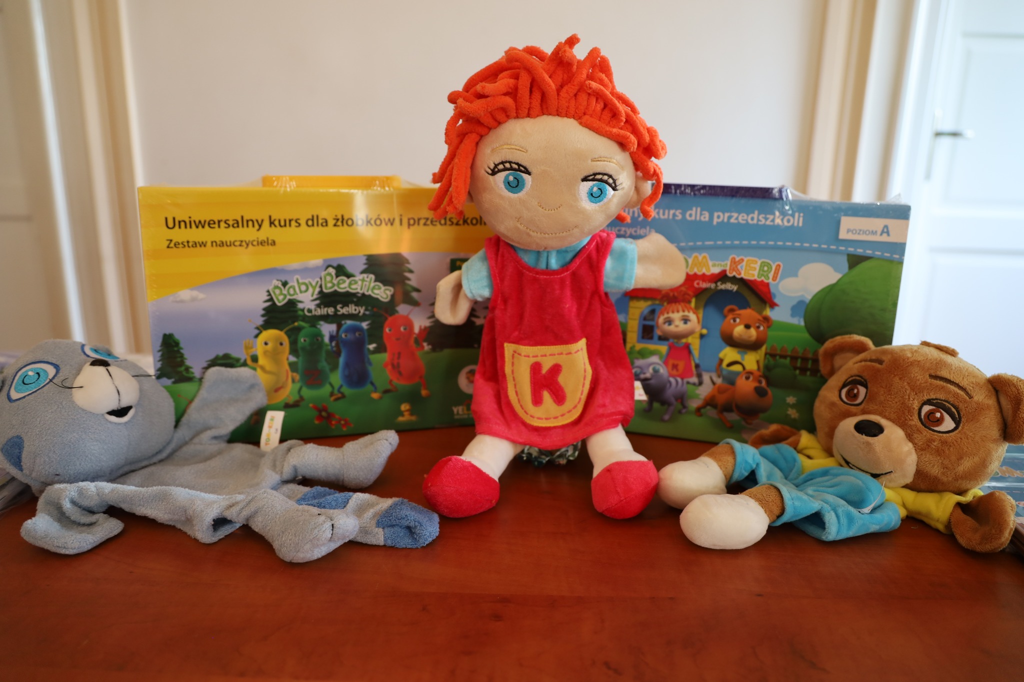 Materiały edukacyjne Międzynarodowego Programu Powszechnej Dwujęzyczności przeznaczone dla dzieci oraz nauczycieli z ostrowskich przedszkoli.