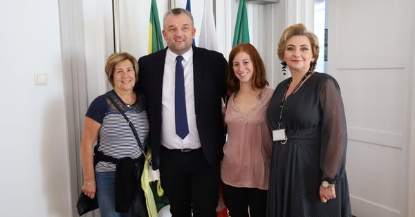 cztery osoby uśmiechają się do zdjęcia