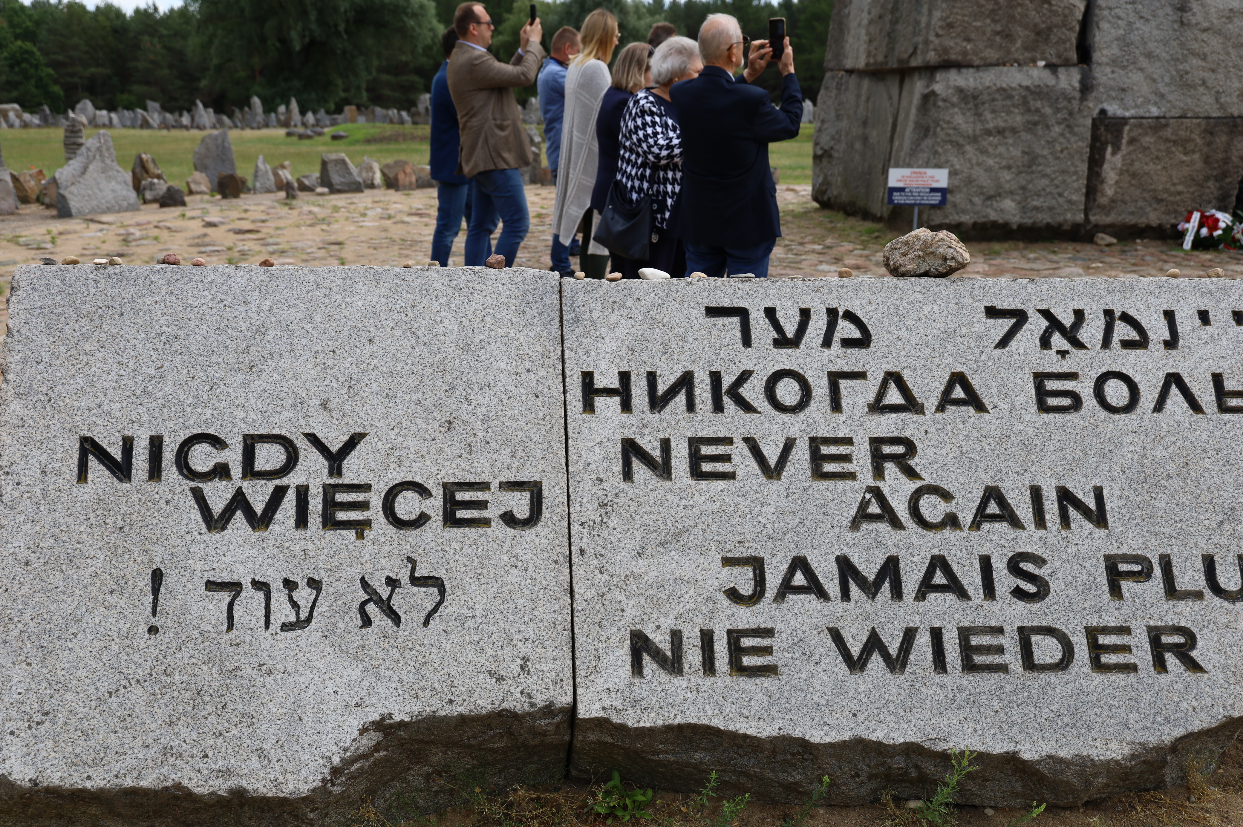 Kamień z napisem nigdy więcej wojny w różnych językach znajdujący się w muzeum Treblinka