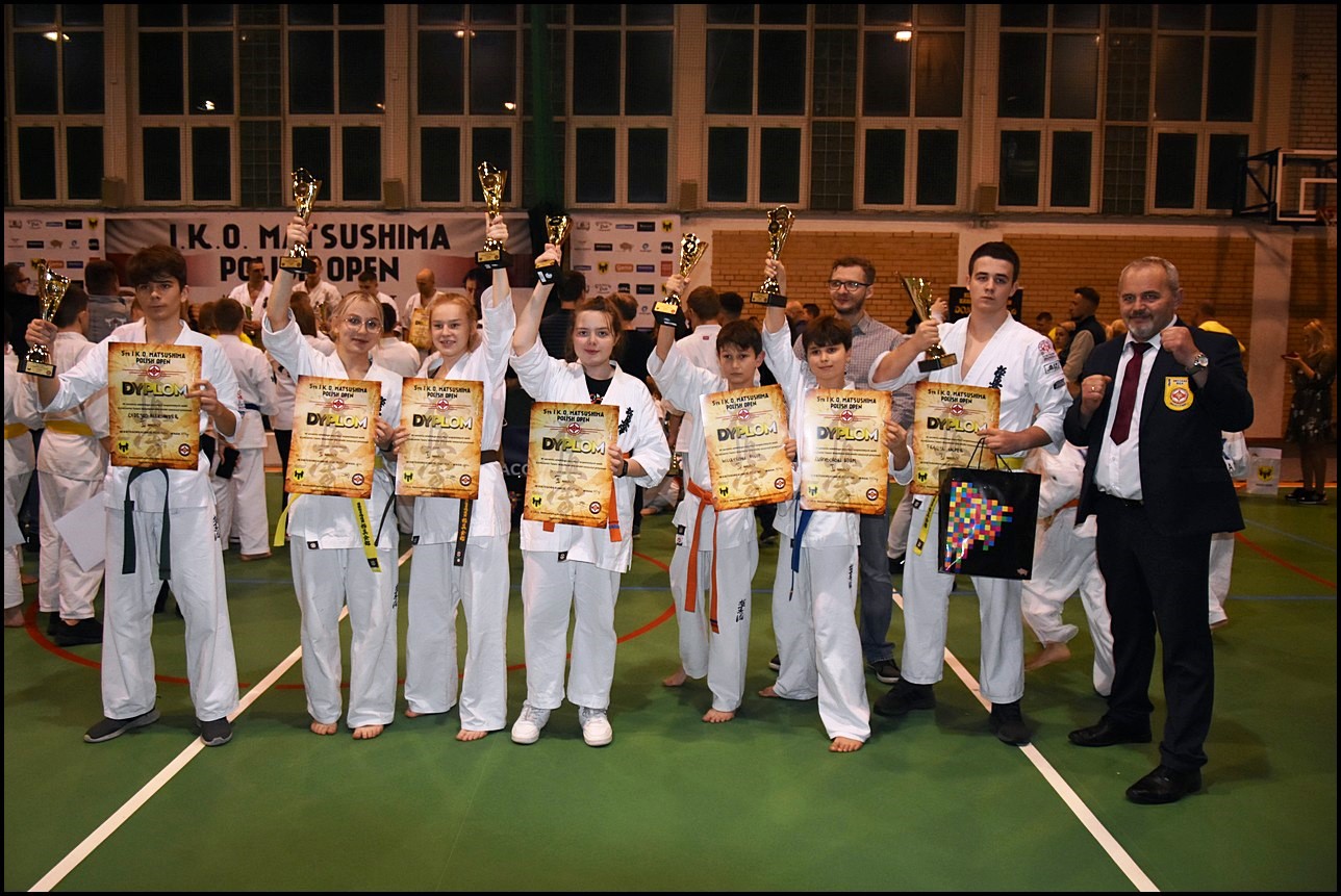 zawodnicy klubu karate