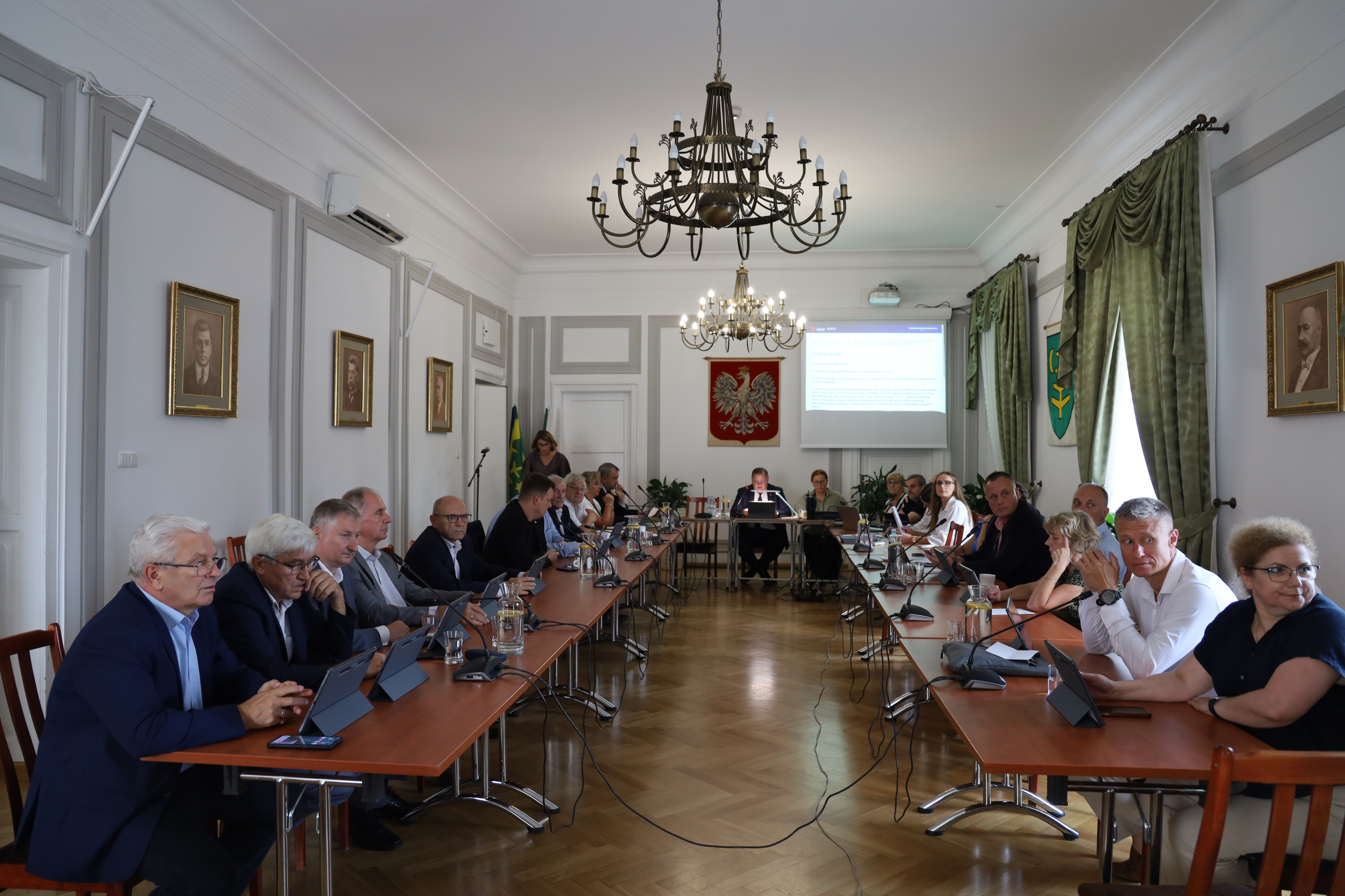 kobiety i mężczyźni siedzący przy stole