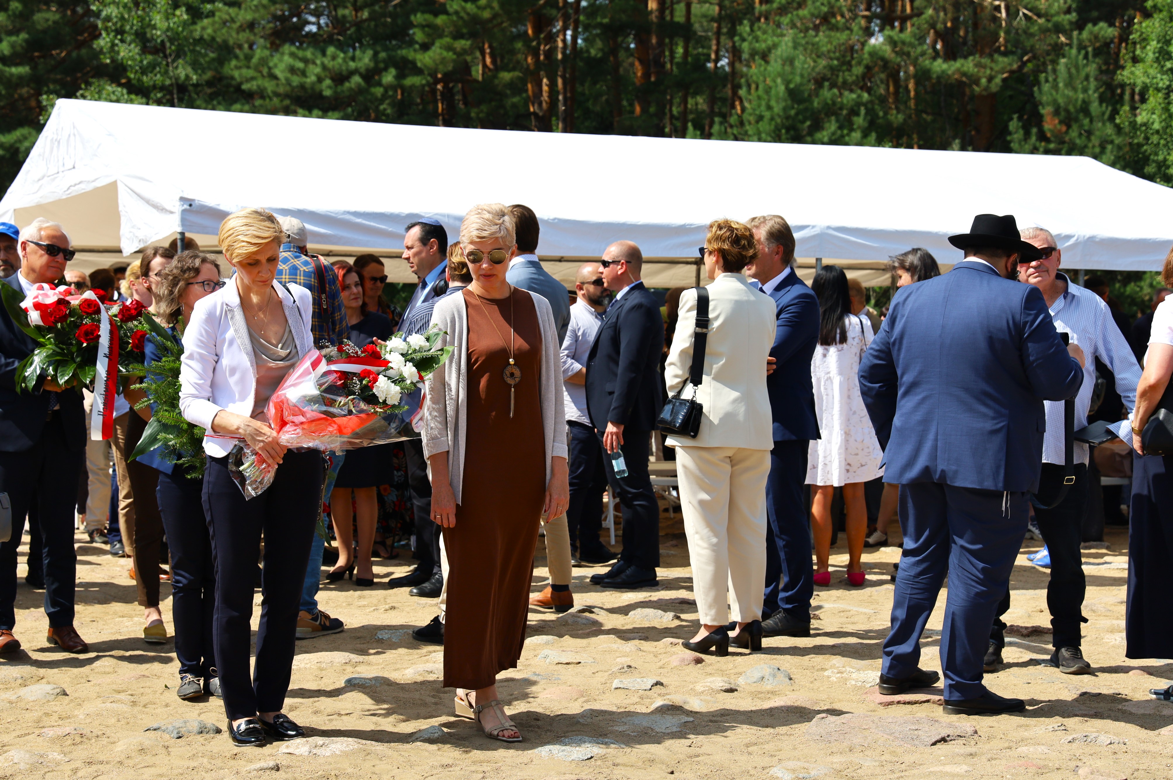  2 sierpnia w Muzeum Treblinka upamiętniono 79. Rocznicę buntu w Obozie Zagłady Treblinka II,w uroczystościach brały udział Sekretarz Miasta, Sylwia Katarzyna Kos oraz Dorota Ambroziak, Dyrektor Wydziału Oświaty, Kultury i Integracji Społecznej. w tle mnóstwo osób będących na uroczystościach