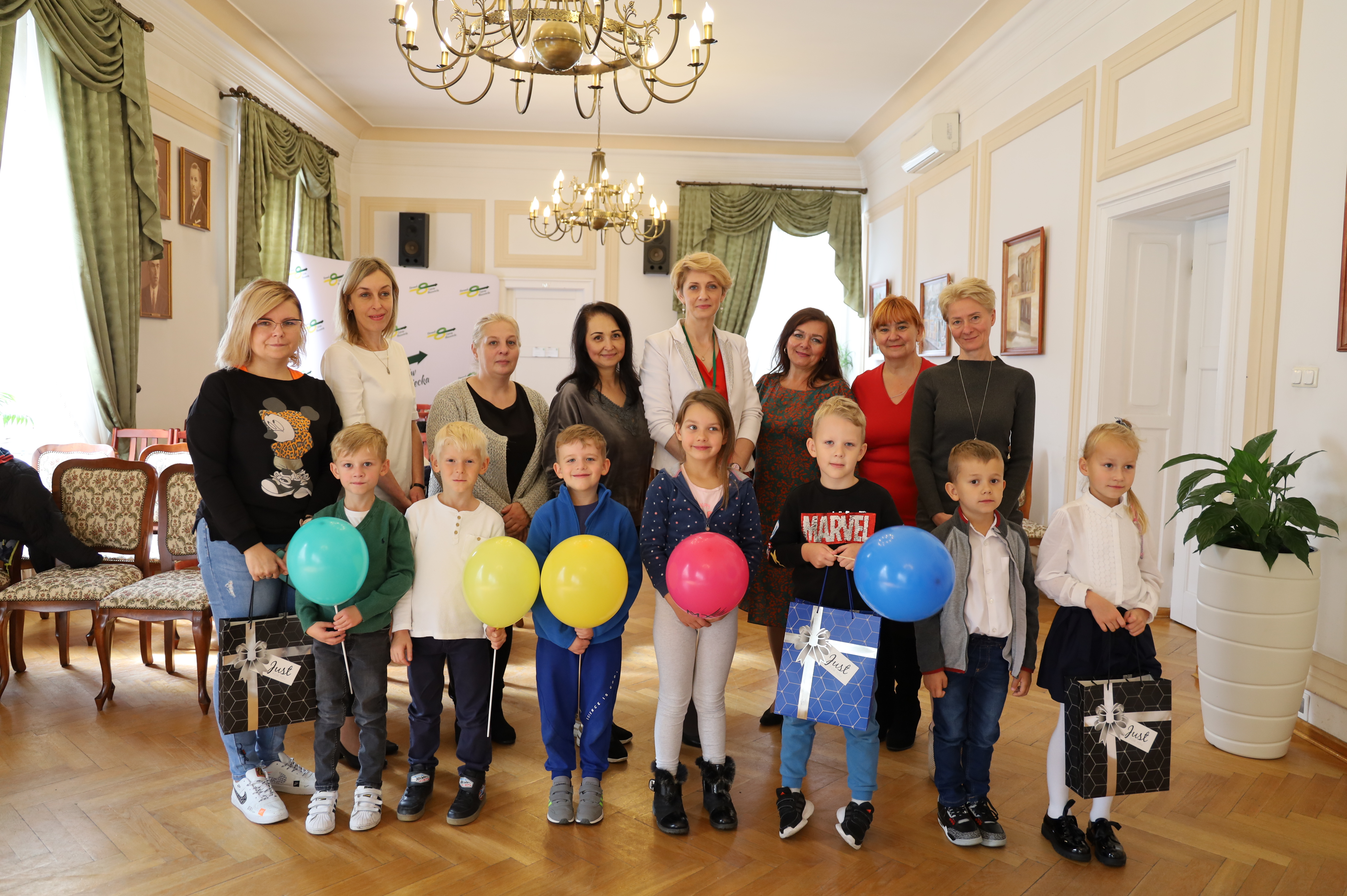 Sekretarz Sylwia Katarzyna Kos wraz z dziećmi oraz wychowawcami na spotkaniu w budynku Ratusza Miejskiego w Ostrowi Mazowieckiej