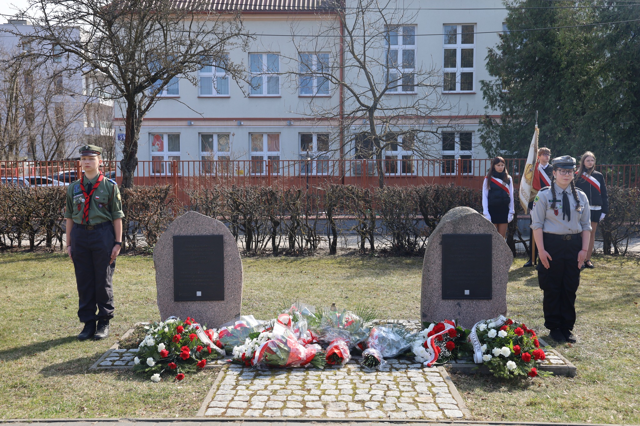 Uroczystość złożenia kwiatów pod tablicami upamiętniającymi Jadwigę Długoborską oraz Lucynę Radziejowską.
