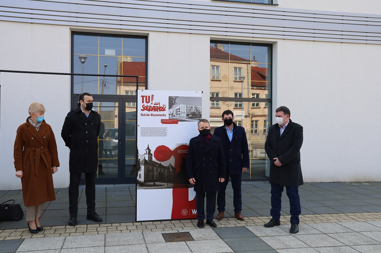 Otwarcie wystawy plenerowej przed budynkiem Starej Elektrowni