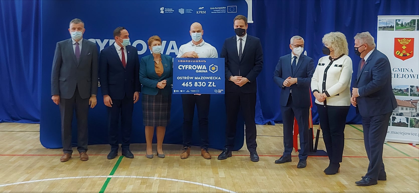 kilka osób stoi