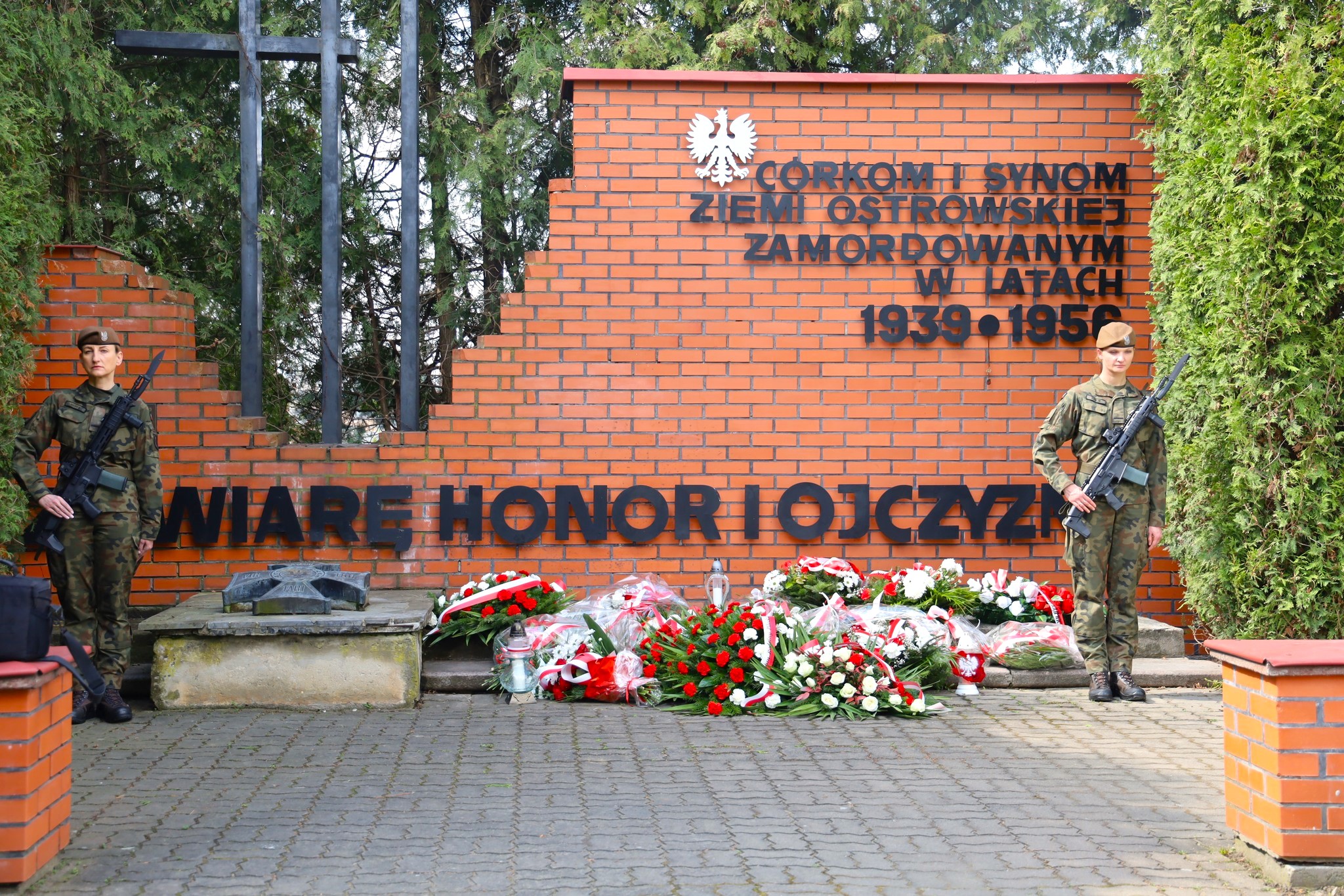 Uroczyste obchody Zbrodni Katyńskiej Mauzoleum "Córkom i Synom Ziemi Ostrowskiej zamordowanym w latach 1939 - 1956".