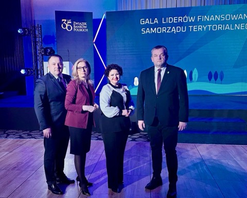 Pani Monika Tymińska, Prezes Zarządu Bank Spółdzielczy w Ostrowi Mazowieckiej, została uhonorowana Odznaką Honorową Ministerstwa Spraw Wewnętrznych i Administracji „Za zasługi dla samorządu terytorialnego”.