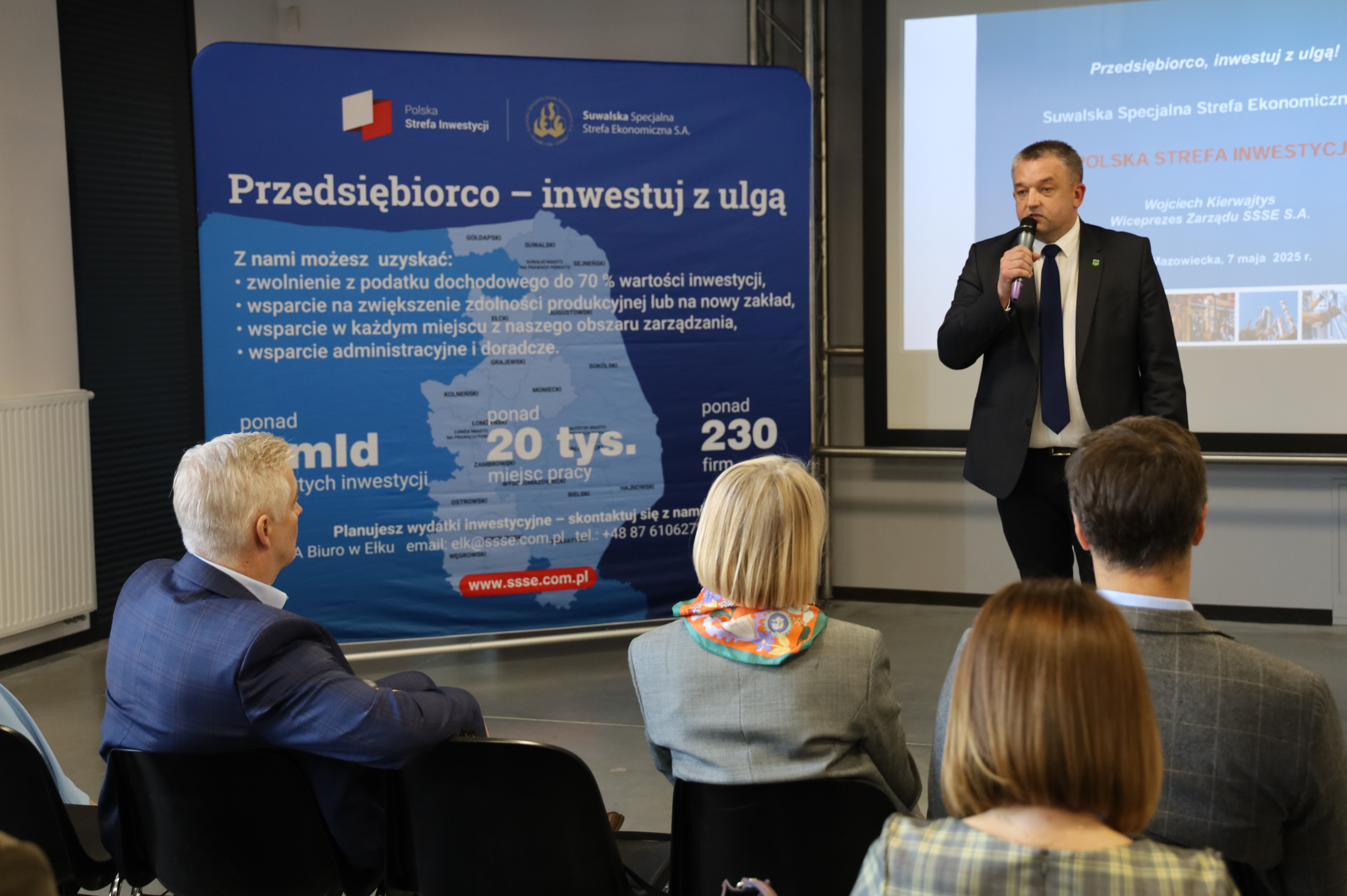 mężczyzna mówi do dużej ilości osób