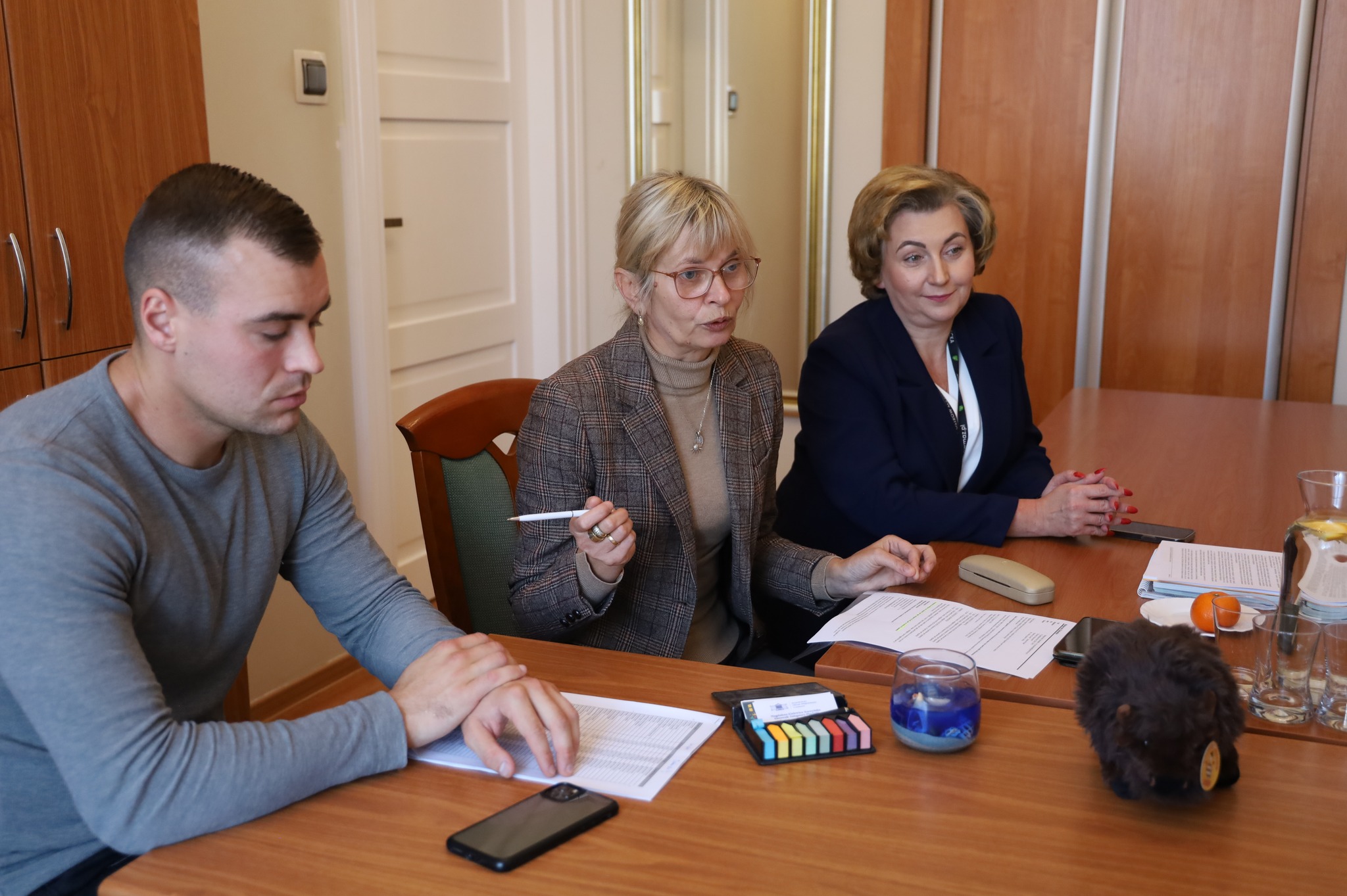 Spotkanie online pomiędzy Burmistrzem Brembate di Sopra Tiziano Ravasio i Radną ds. Sportu Dolores Mazzoleni a Zastępcą Burmistrza Jolantą Zadrogą i Prezesem MKS Ostrowianka Ostrów Mazowiecka piłka nożna Adrianem Orłowskim.