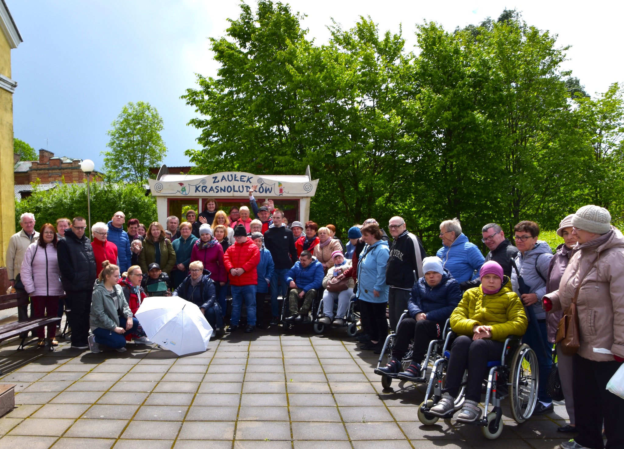 Grupa członków Stowarzyszenia Osób Niepełnosprawnych Przystań w Ostrowi Mazowieckiej na wycieczce w Suwałkach
