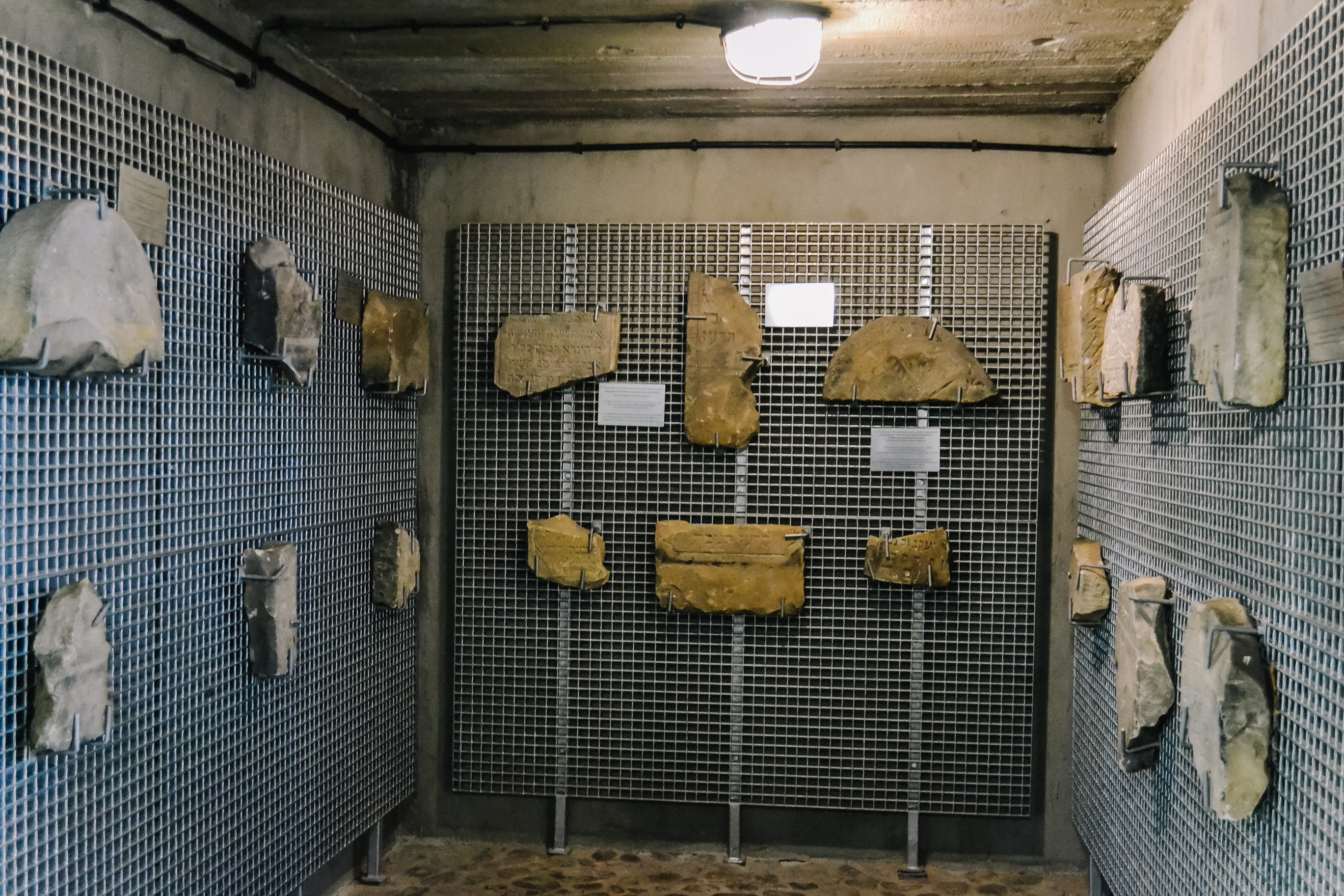 fragmenty płyt nagrobnych w muzeum w Treblince