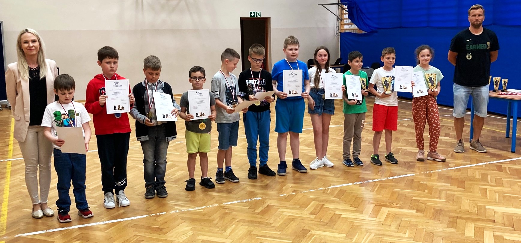 Na zdjęciu nauczyciele i  uczniowie nagrodzeni w III Turnieju szachowym o puchar dyrektora szkoły sp nr 3 w ostrowi Mazowieckiej 