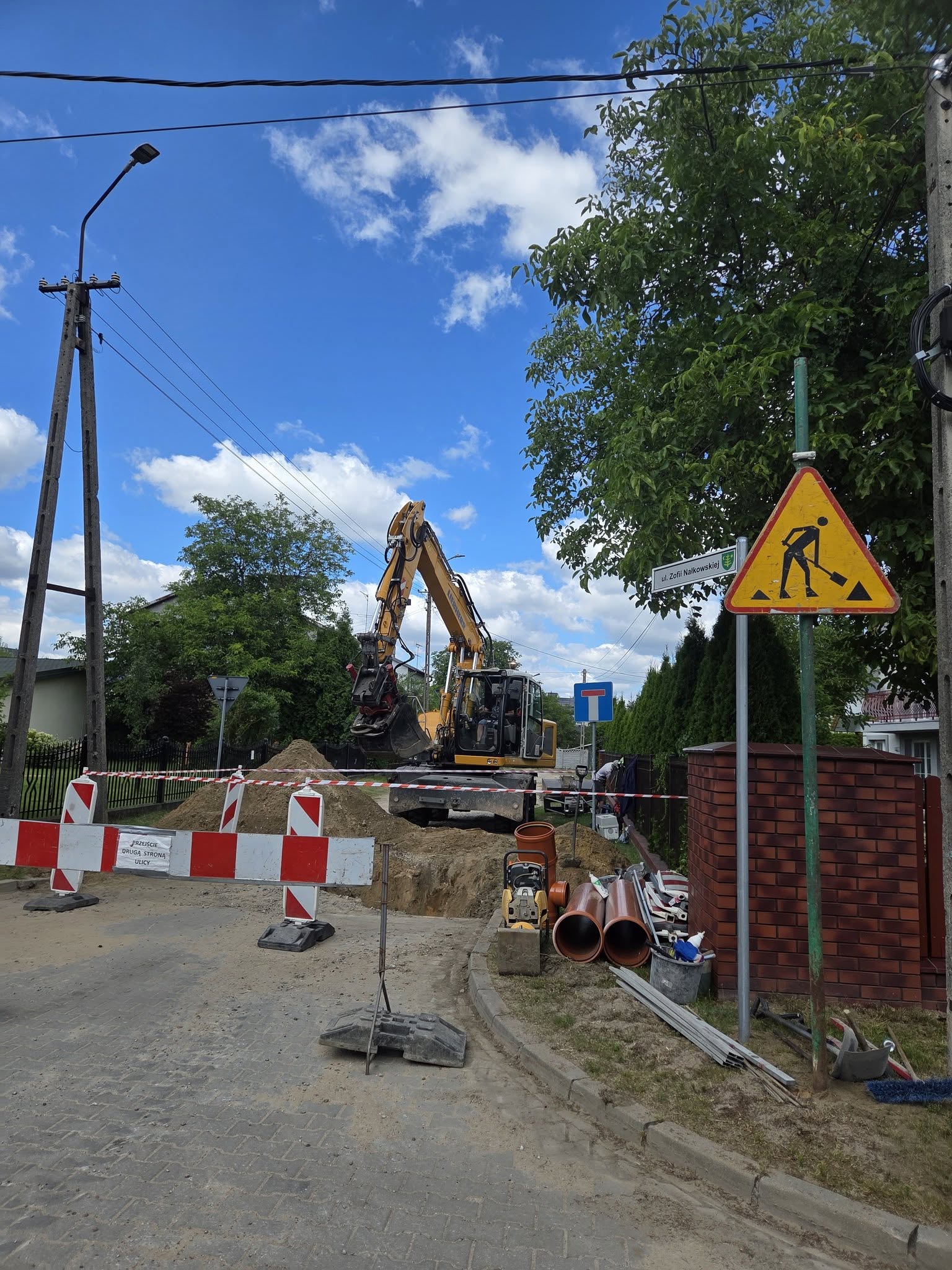 WYKOPY NA ULICY ZA POMOCĄ KOPARKI