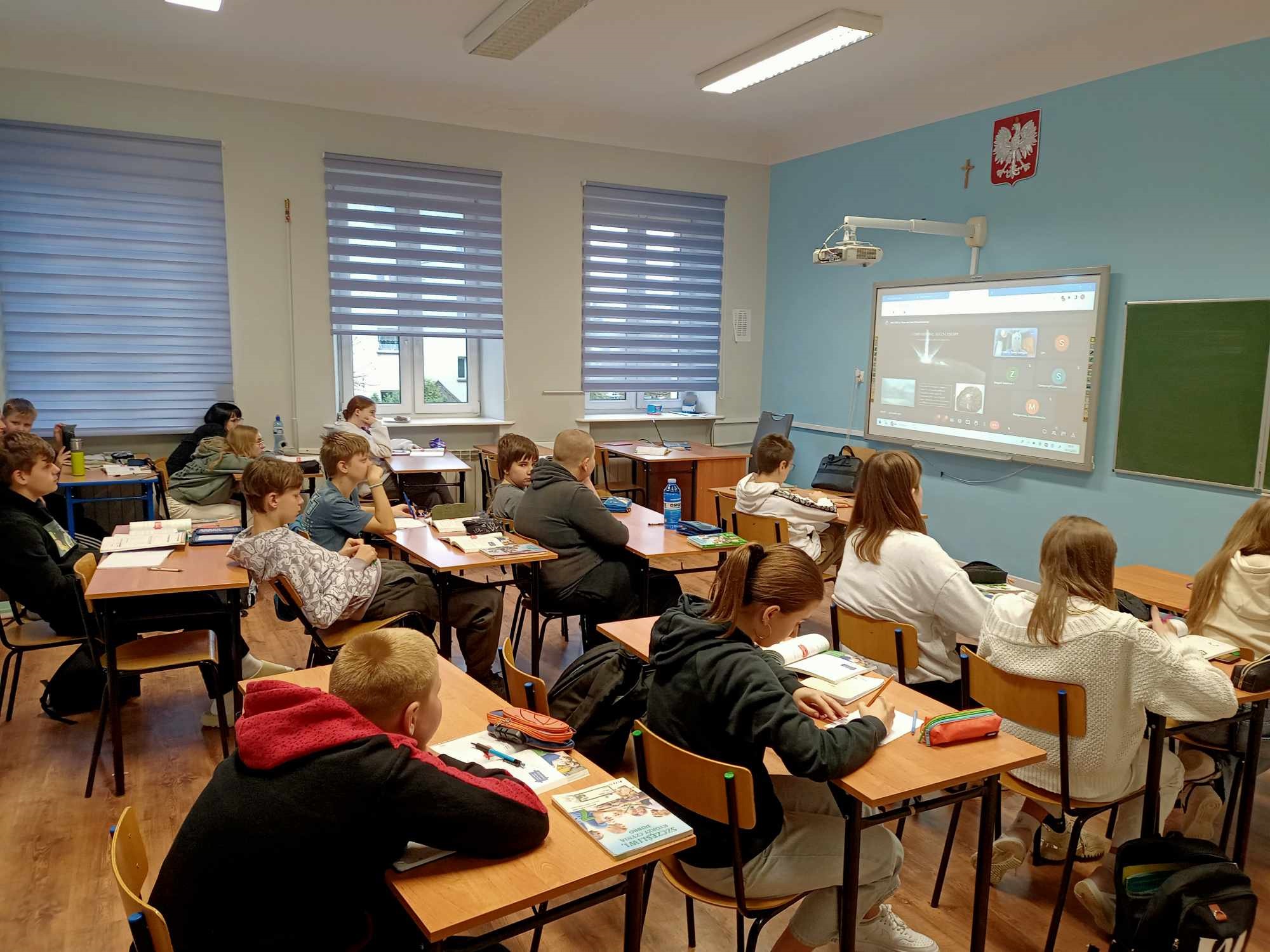 uczniowie miejskiej szkoły podstawowej uczestniczący w lekcji online z obserwatorium w Brembate di Sopra