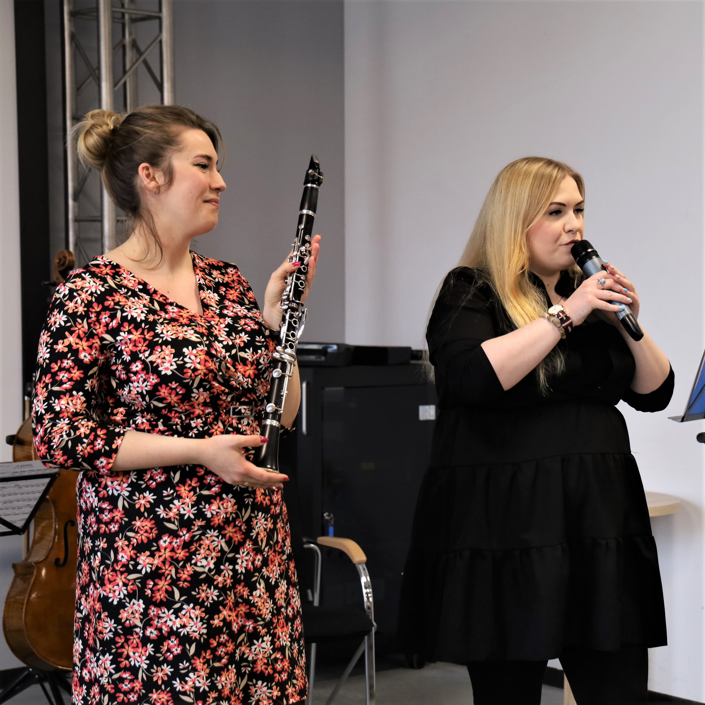 Na zdjęciu Joanna Rawińska pokazuje swój instrument klarnet oraz Iga Marta Ludkiewicz prowadząca prelekcję na audycjach muzycznych