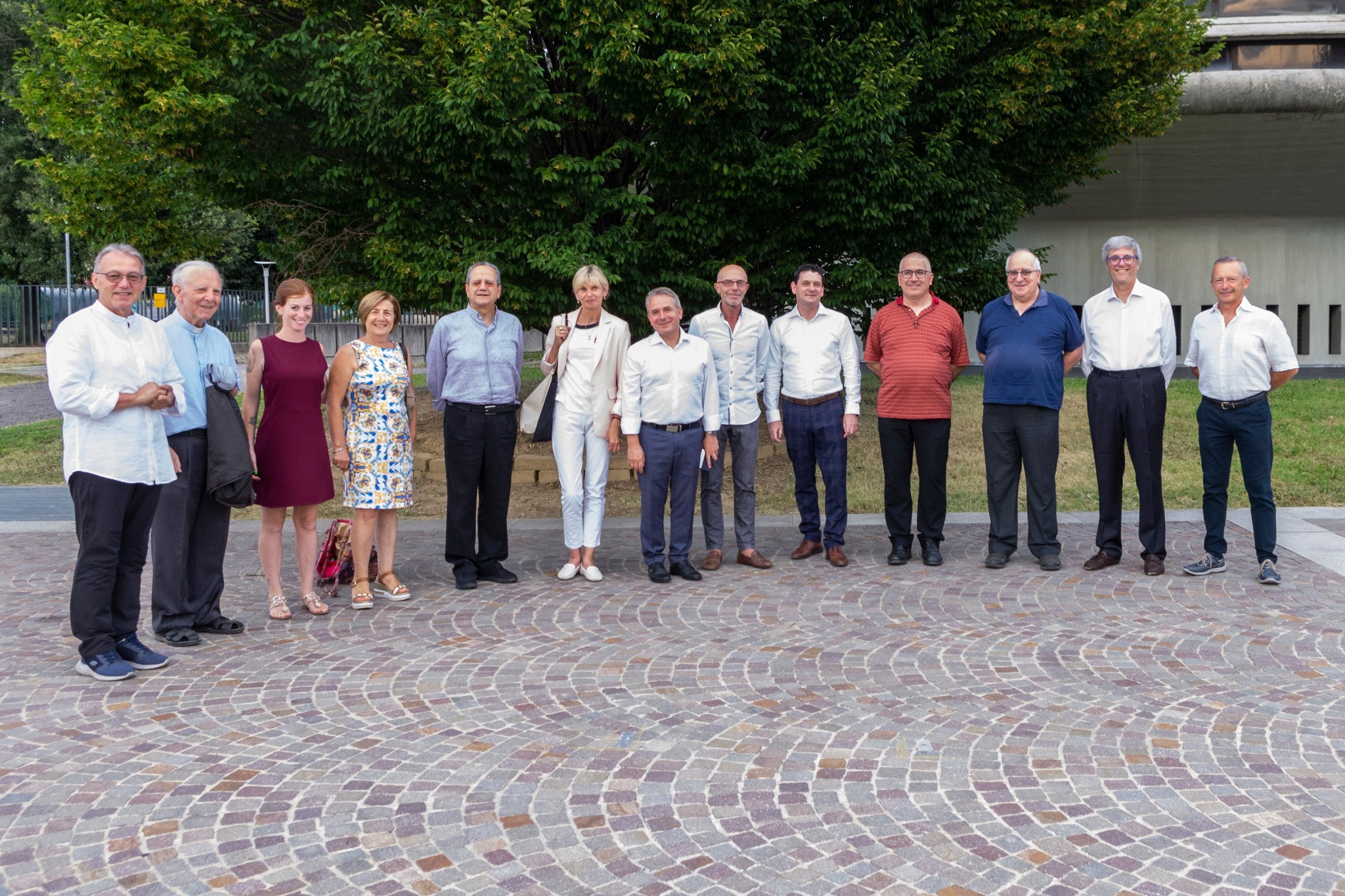 Na zdjęciu stoi grono osób przedstawiciele z Włoch z miasta Partnerskiego i z Miasta Ostrów mazowiecka, burmistrz Jerzy Bauer, zastępca Daniel Choinka w Bremabte di Sopra