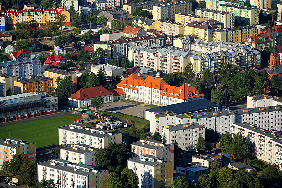 Miasto Ostrów Mazowiecka pokazana z lotu ptaka, widoczne budynki mieszkalne i boisko przy LO