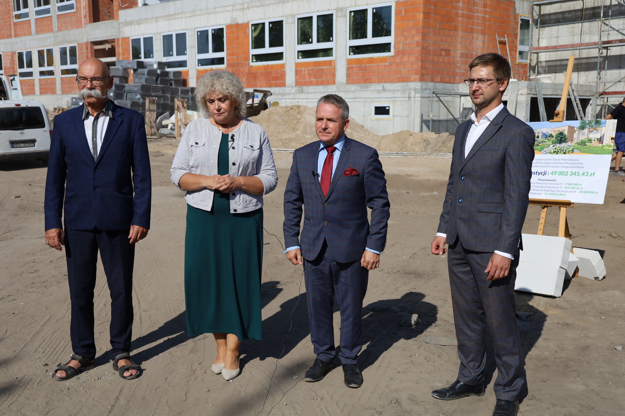 konferencja prasowa dotycząca efektów społeczno-gospodarczych osiągniętych przez lokalne samorządy piątek 22 września 2023r teren budowy szkoły i przedszkola przy ul. Trębickiego w Ostrowi Mazowieckiej