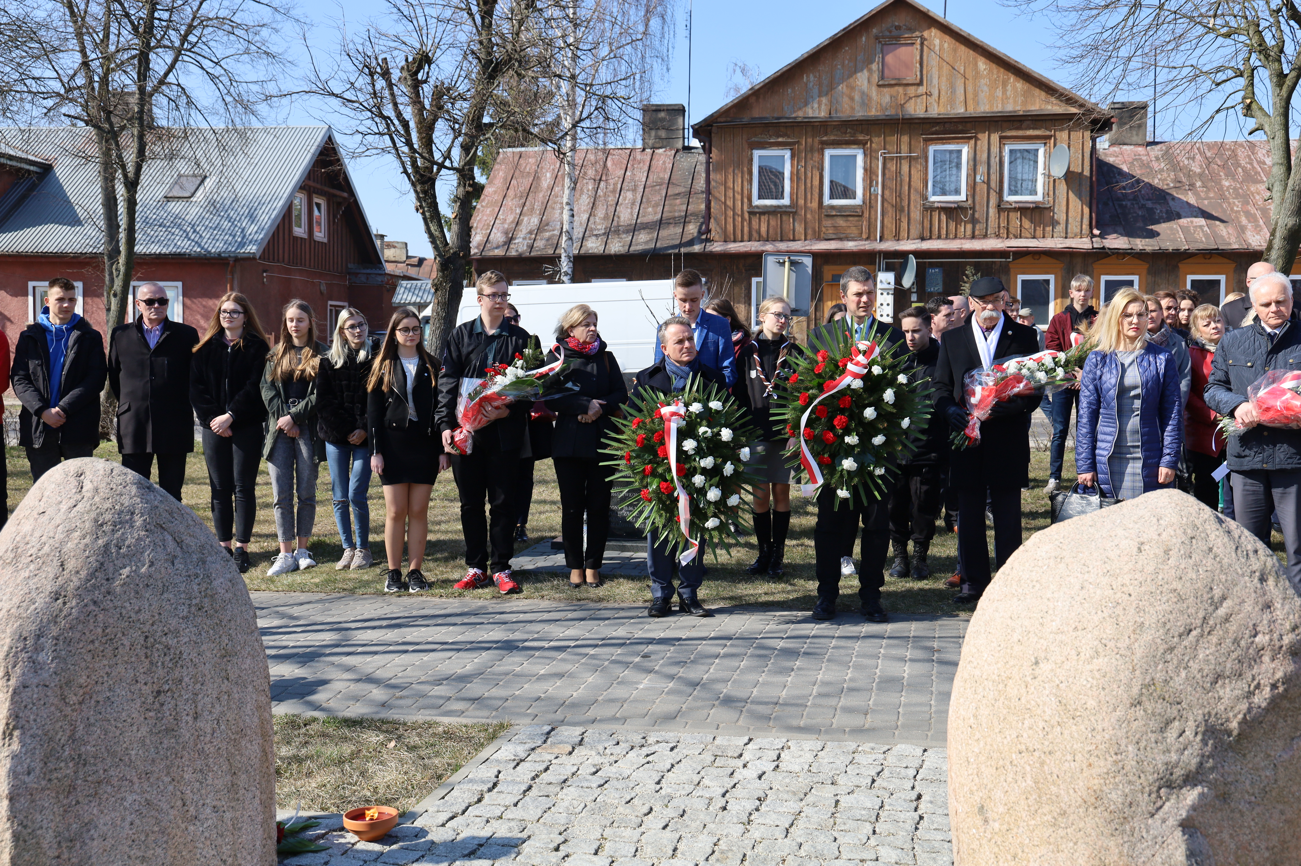Na zdjęciu władze miasta Ostrów Mazowiecka i goście składają kwiaty podczas uroczystości  Narodowy Dzień Pamięci Polaków ratujących Żydów pod okupacją niemiecką. 