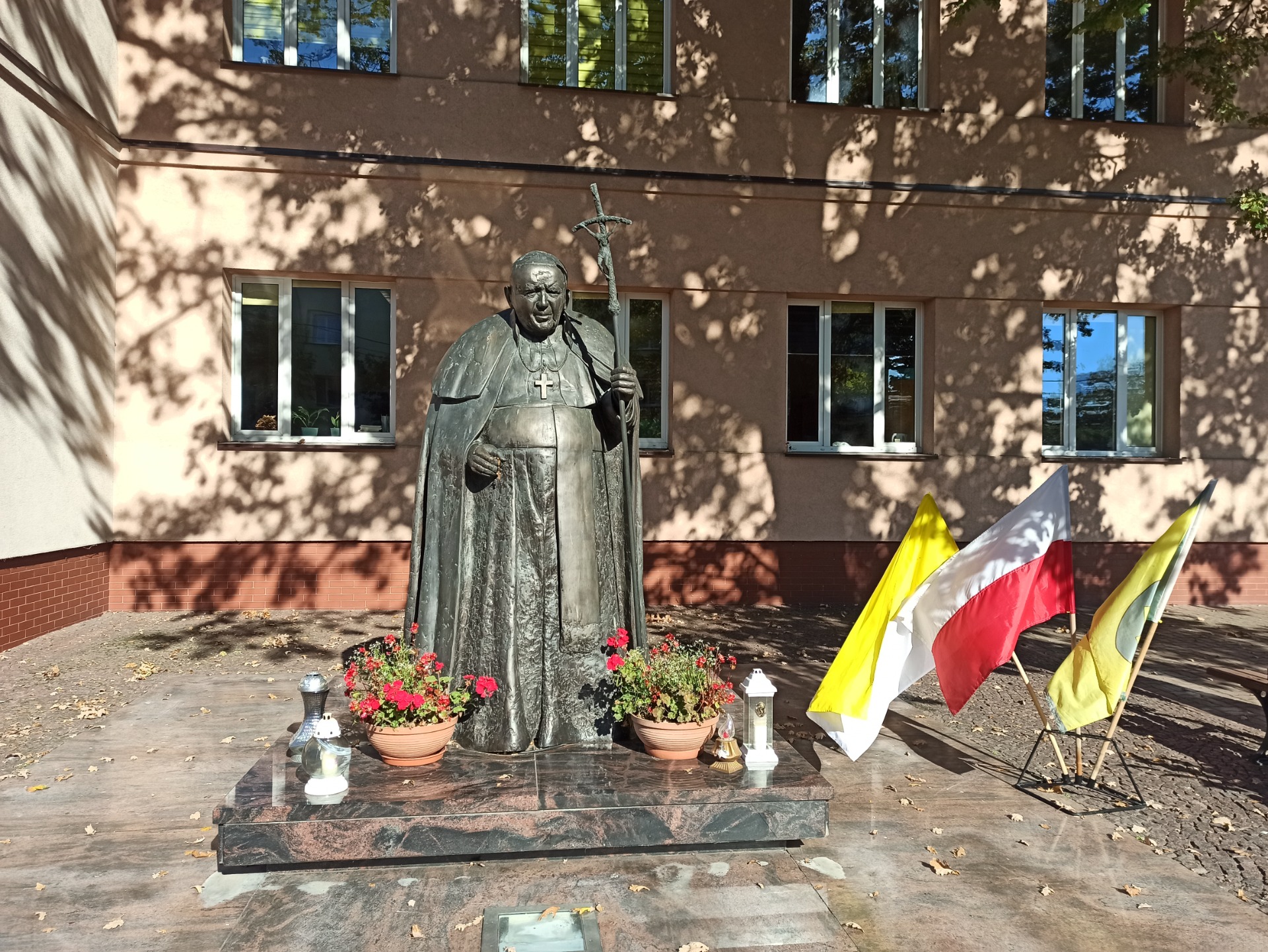 pomnik papieża przed szkołą nr 2