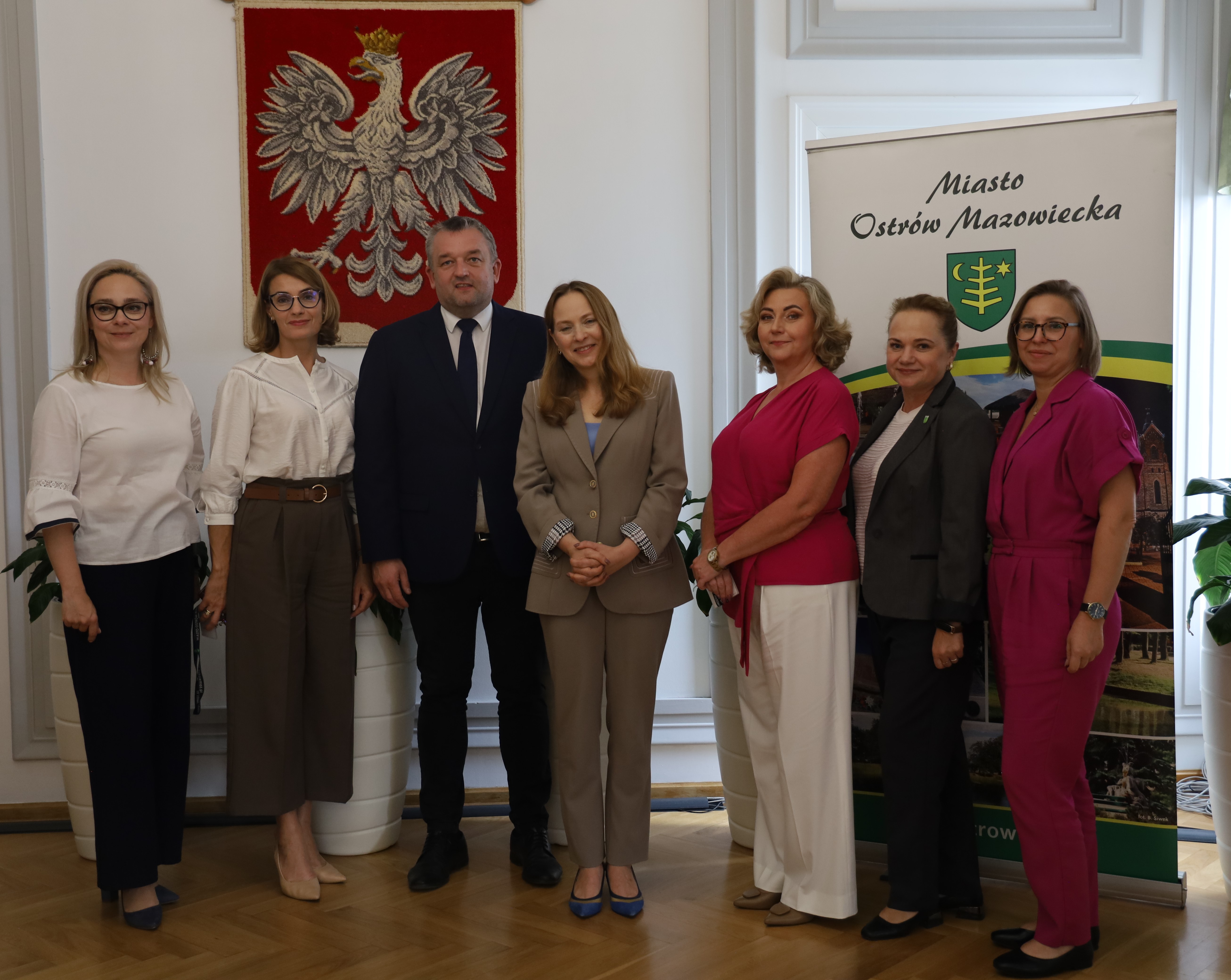 zdjęcie grupowe kobiet i mężczyzn
