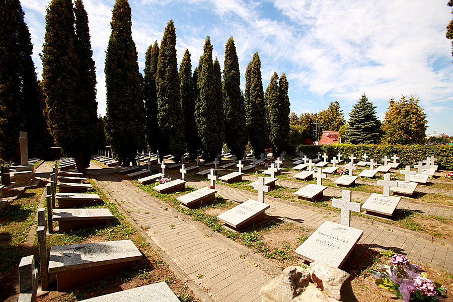 Groby żołnierskie na cmentarzu parafialnym