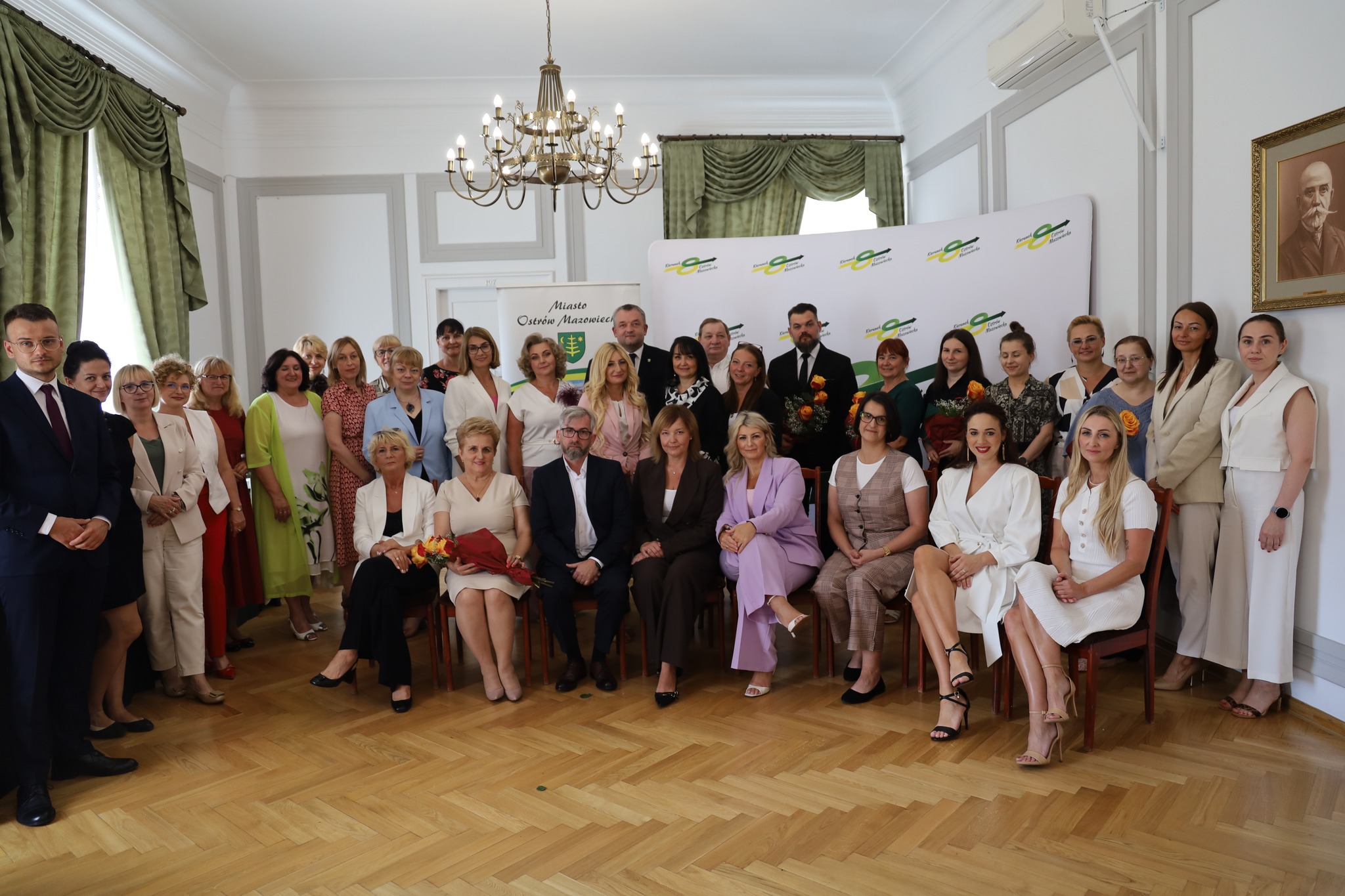 kobiety i mężczyźni uśmiechnięci