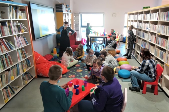 Na zdjęciu uczestnicy Miejskiej Świetlicy Socjoterapeutycznej podczas zajęć programowania w Miejskiej Bibliotece Publicznej