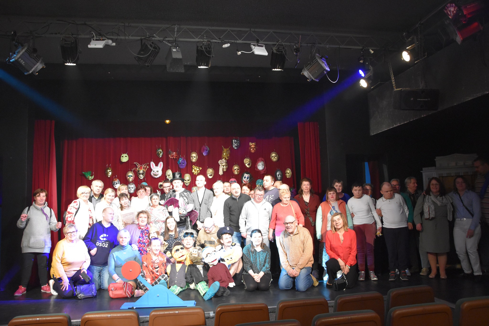 Fotorelacja z wyjazdu do Teatru Rampa w ramach zadania publicznego „Przystań do kultury”