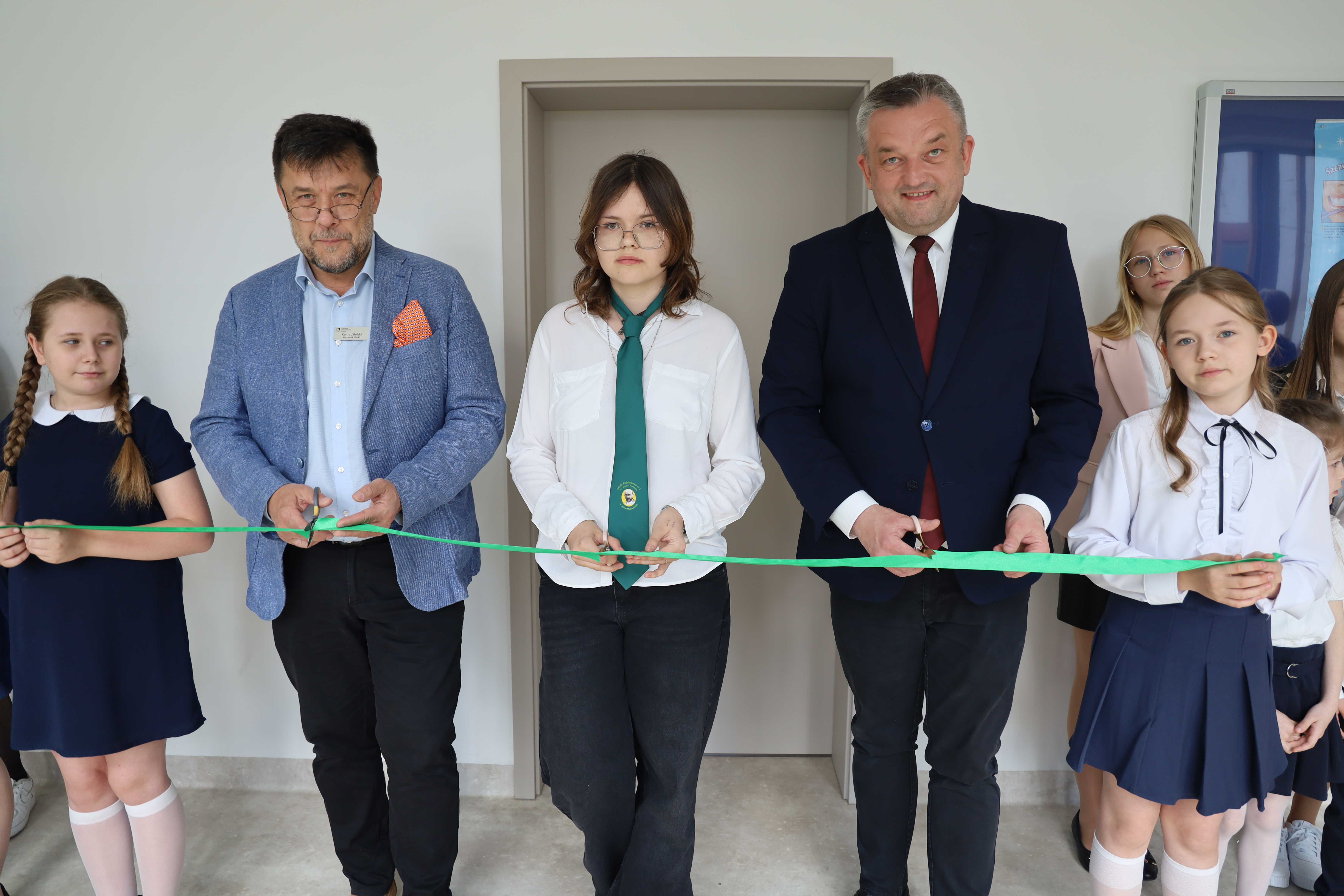 przecięcie wstążki przy otwarciu gabinetu stomatologicznego 