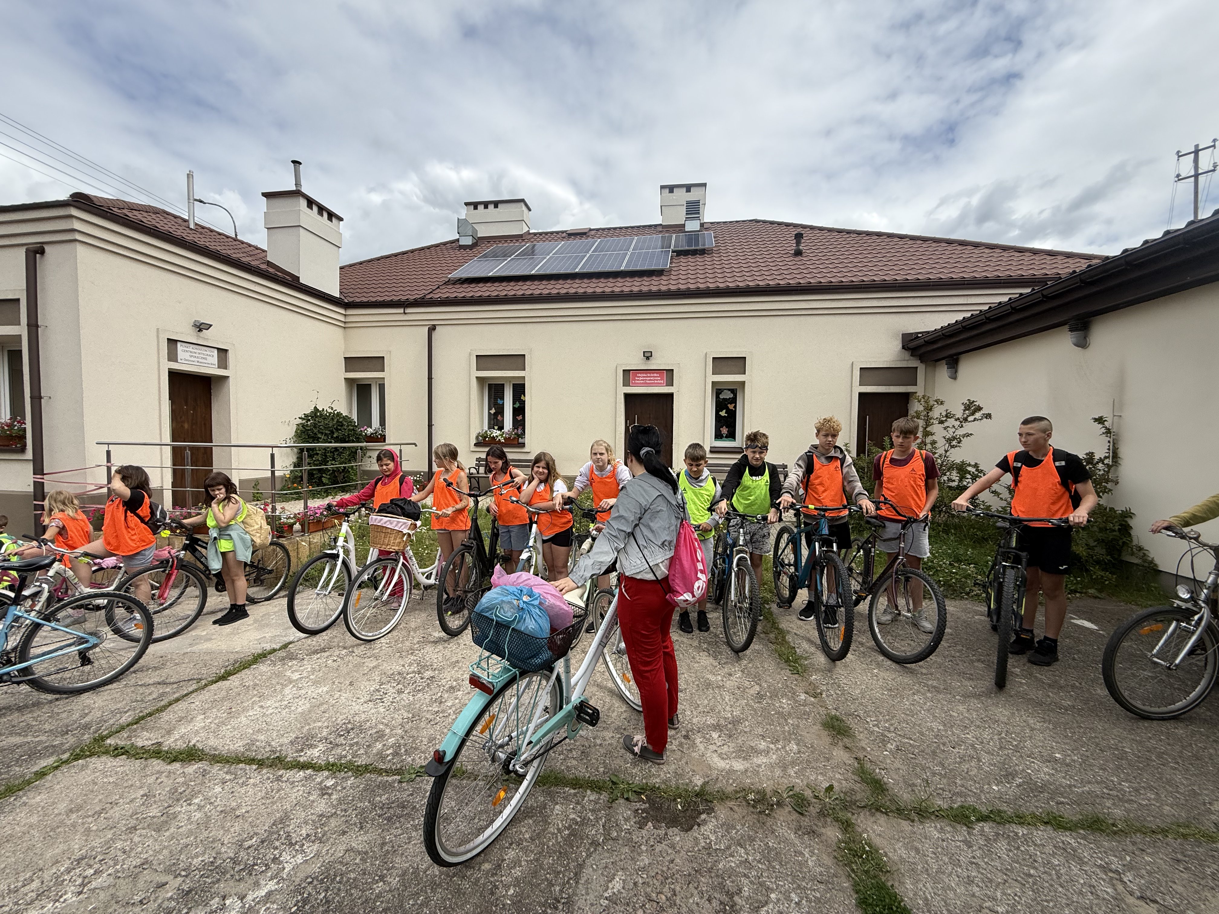 dzieci gotowi na wycieczkę rowerową z opiekunami
